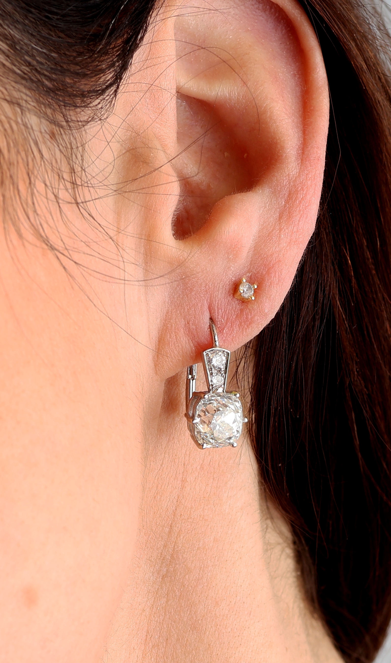 Detail d: Paar 18 kt Gold Diamant-Ohrhänger, WG 750/000, 2 Altschliffdiamanten zus. ca. 5.20 ct l.get.Weiß/vs, 4 Brillanten zus. ca. 0.25 ct Weiß/si, ca. ...