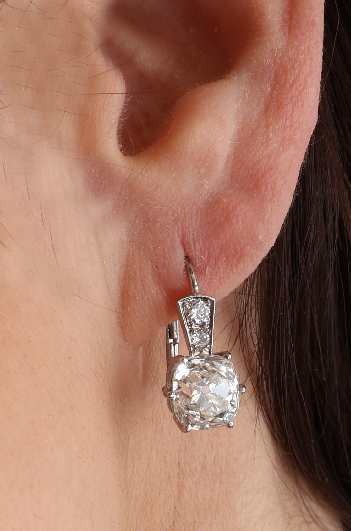 Detail f: Paar 18 kt Gold Diamant-Ohrhänger, WG 750/000, 2 Altschliffdiamanten zus. ca. 5.20 ct l.get.Weiß/vs, 4 Brillanten zus. ca. 0.25 ct Weiß/si, ca. ...