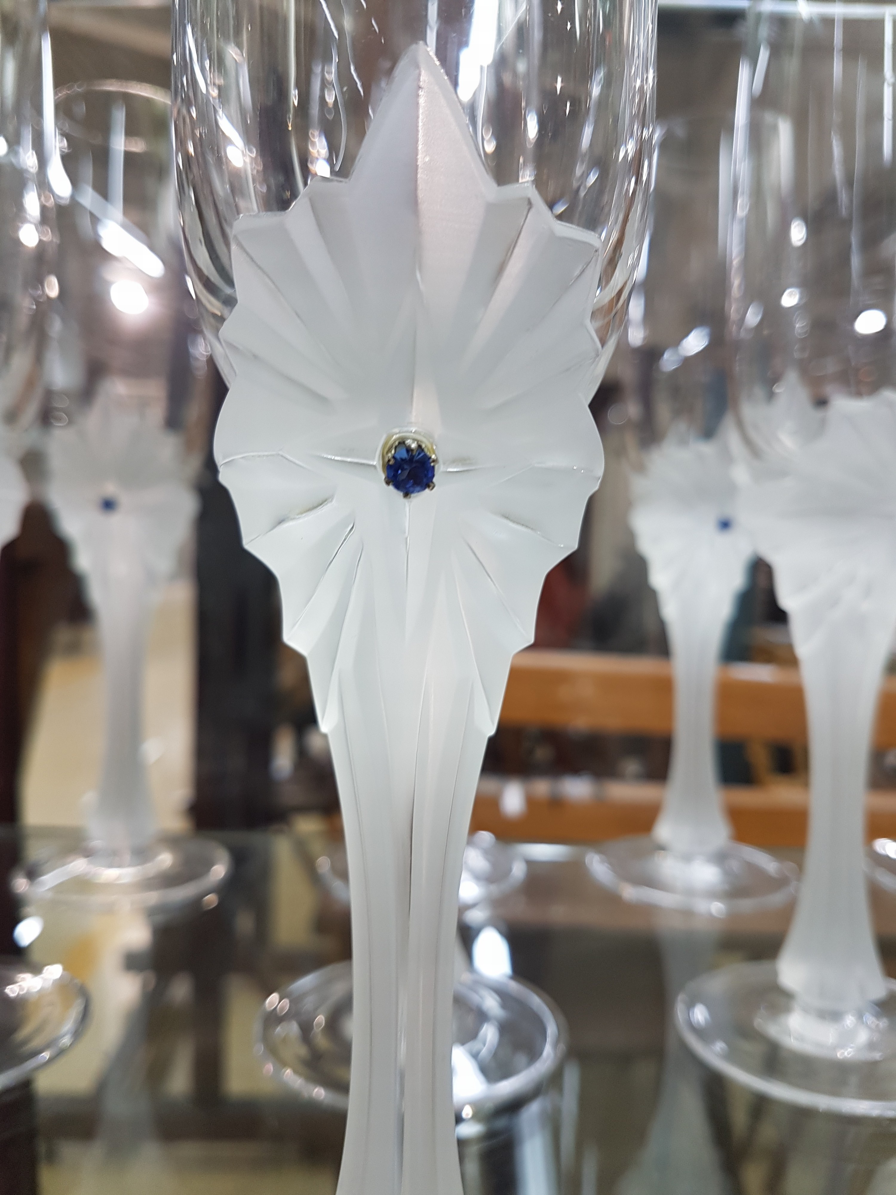 Detail c: 10 Sektgläser, House of Fabergé, Österreich, farbloses Kristallglas, teilmattiert und mit je zwei rundfacettierten blauen Kristallen besetzt, H. ...