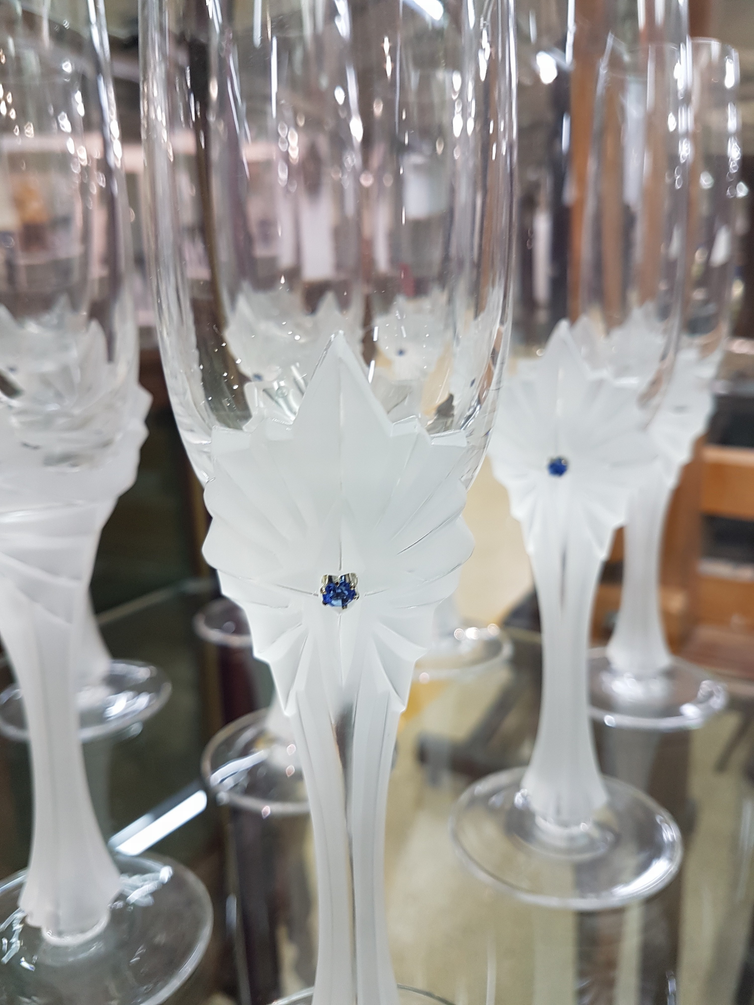 Detail f: 10 Sektgläser, House of Fabergé, Österreich, farbloses Kristallglas, teilmattiert und mit je zwei rundfacettierten blauen Kristallen besetzt, H. ...