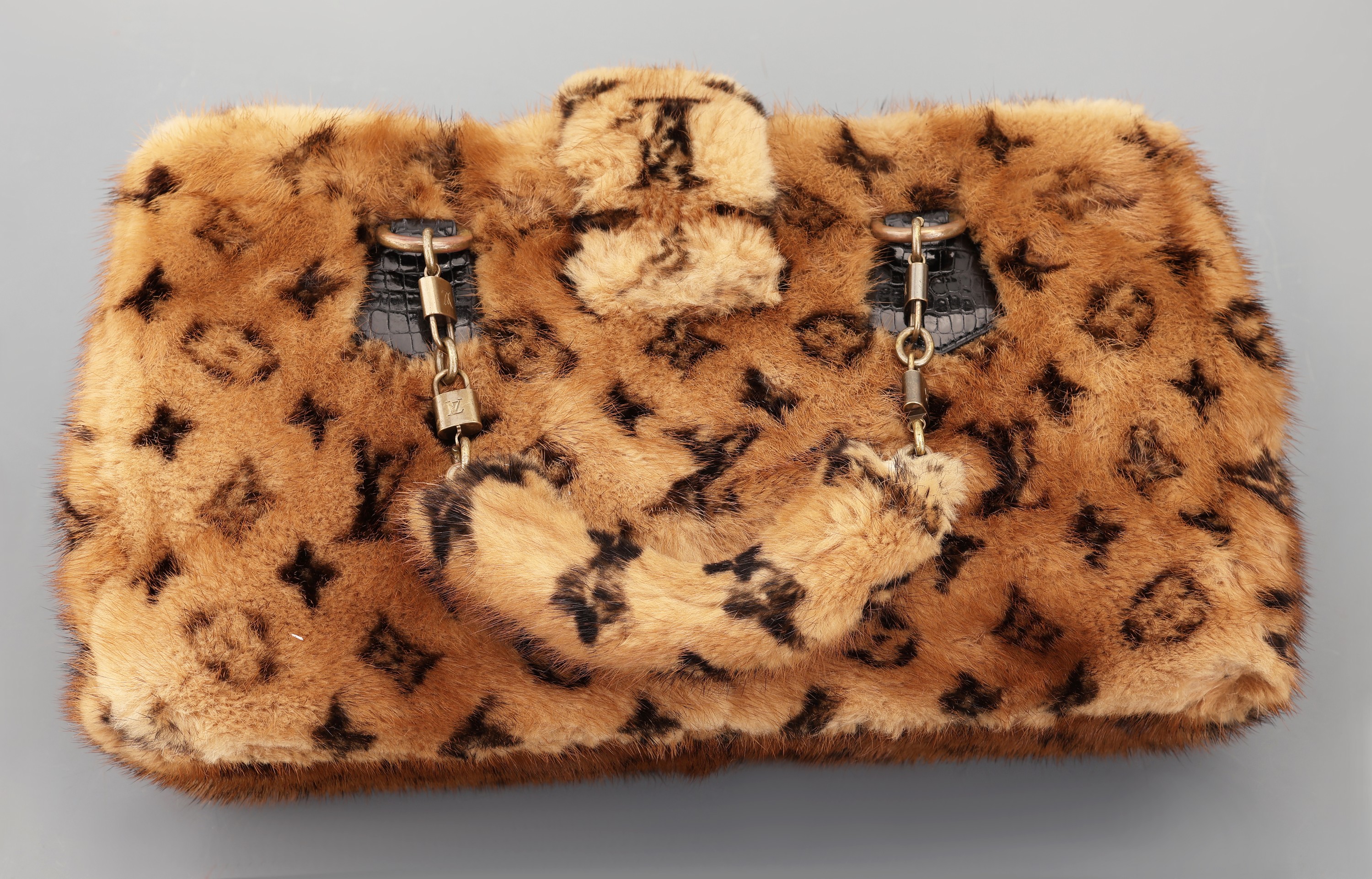 Detail b: Extrem seltene LOUIS VUITTON Handtasche, Modell "le Fabuleux Monogramm" aus Nerz und Alligator-Leder, limitierte Edition von 2004, aged ...