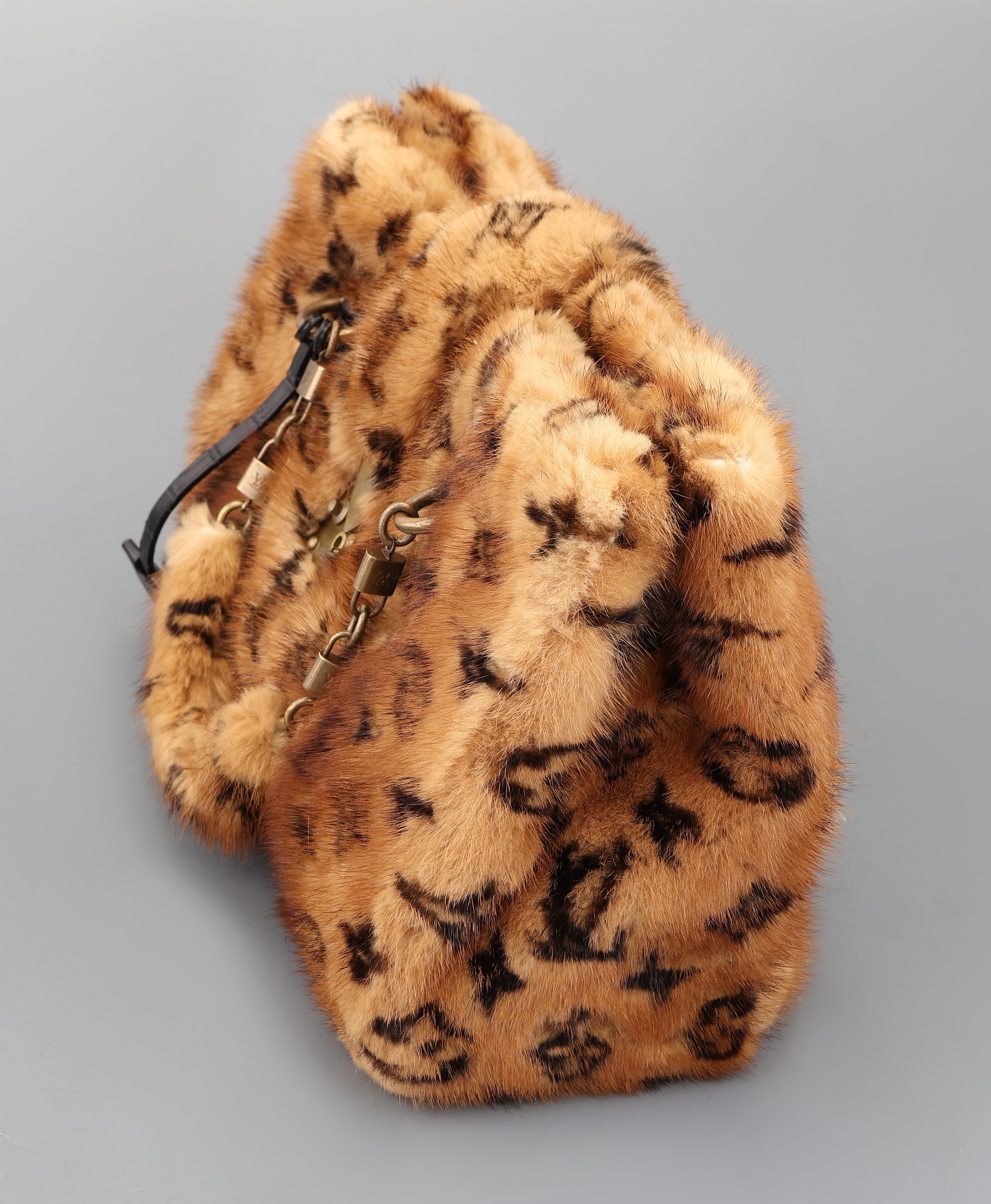 Detail c: Extrem seltene LOUIS VUITTON Handtasche, Modell "le Fabuleux Monogramm" aus Nerz und Alligator-Leder, limitierte Edition von 2004, aged ...