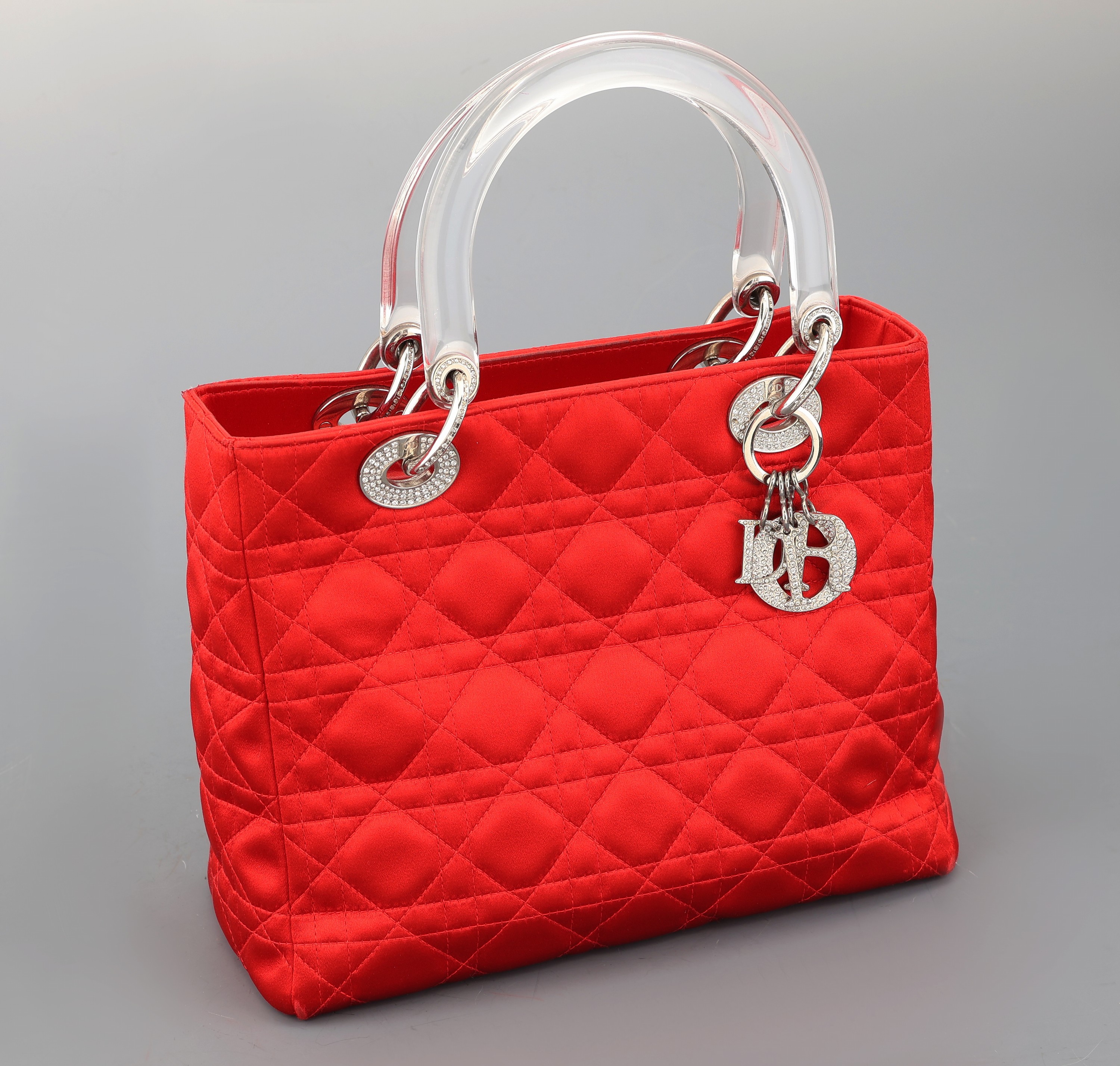Detail a: CHRISTIAN DIOR Handtasche, LADY DIOR 25 in gestepptem rotem Seidensatin mit Cannage- Motiv, Beschläge und DIOR-Buchstaben Metall verchromt mit ...