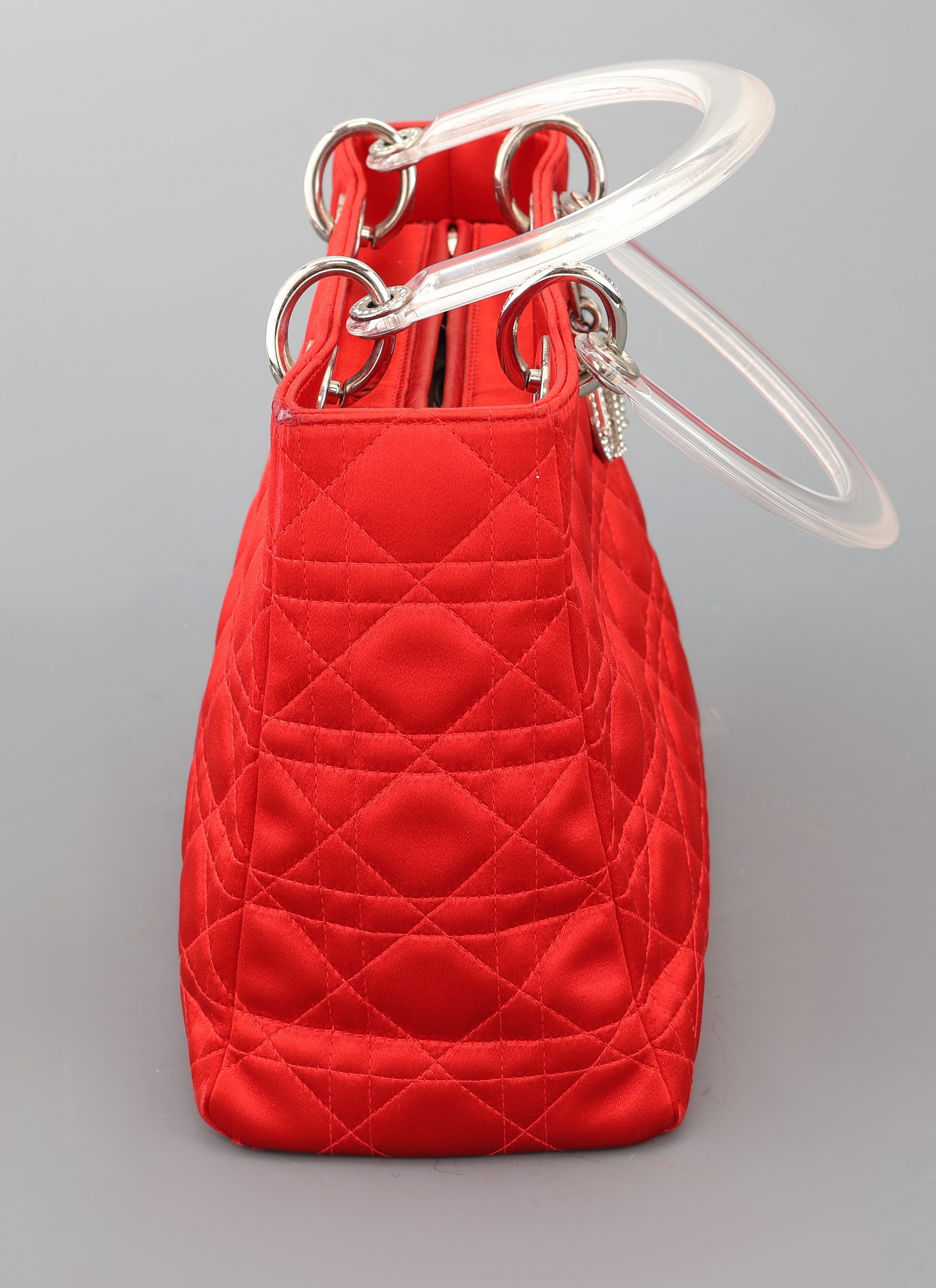 Detail b: CHRISTIAN DIOR Handtasche, LADY DIOR 25 in gestepptem rotem Seidensatin mit Cannage- Motiv, Beschläge und DIOR-Buchstaben Metall verchromt mit ...