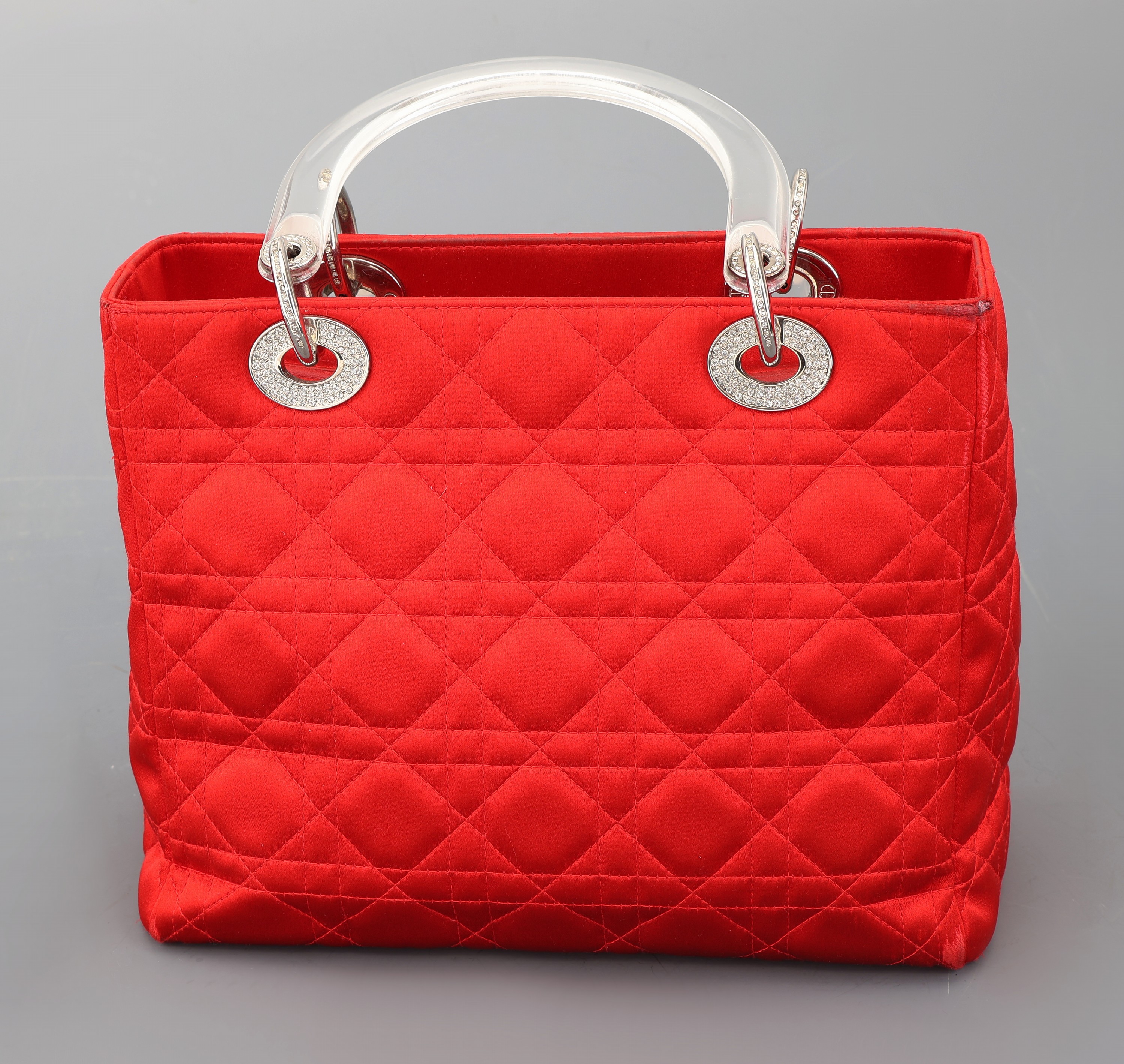 Detail c: CHRISTIAN DIOR Handtasche, LADY DIOR 25 in gestepptem rotem Seidensatin mit Cannage- Motiv, Beschläge und DIOR-Buchstaben Metall verchromt mit ...