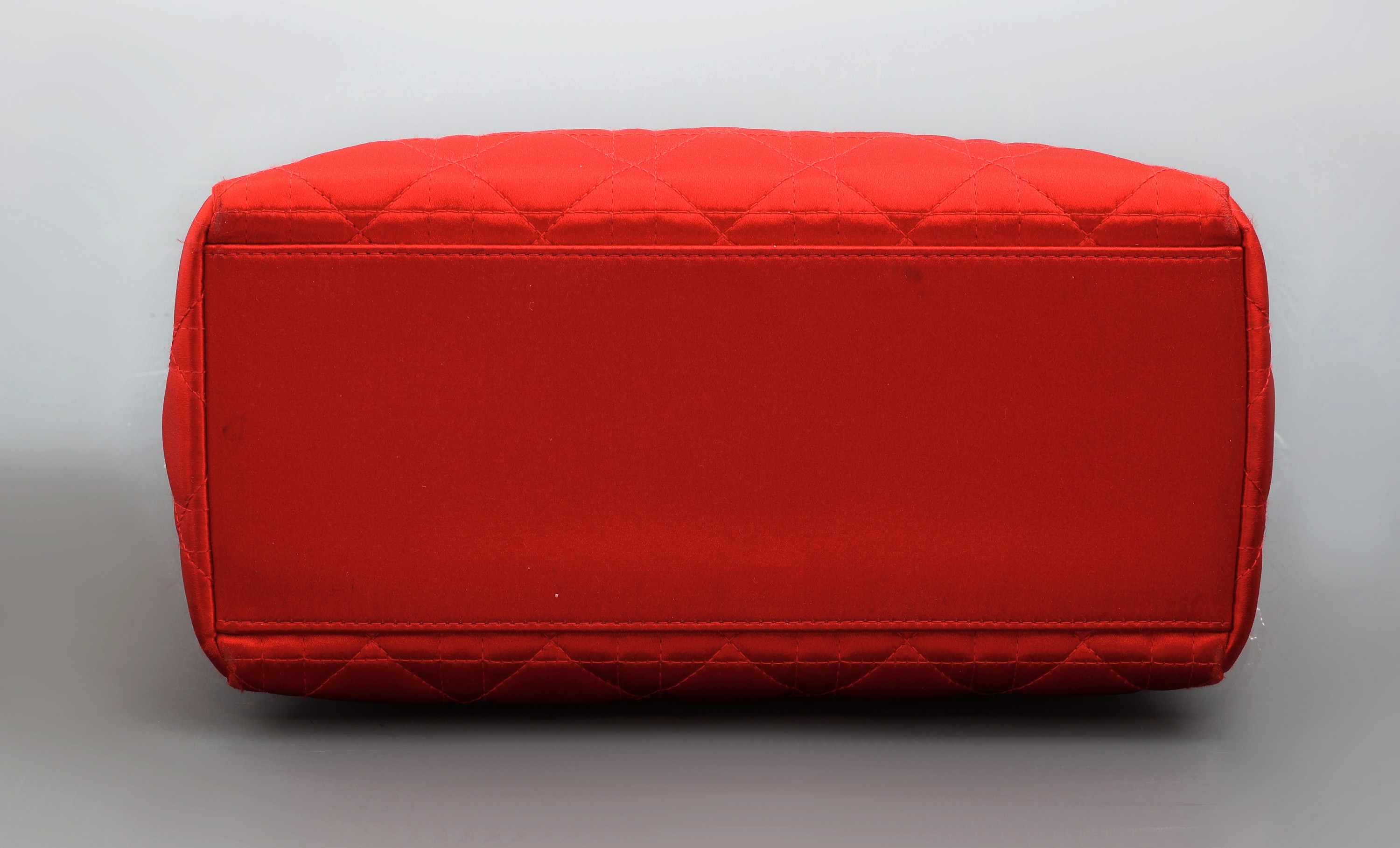 Detail d: CHRISTIAN DIOR Handtasche, LADY DIOR 25 in gestepptem rotem Seidensatin mit Cannage- Motiv, Beschläge und DIOR-Buchstaben Metall verchromt mit ...