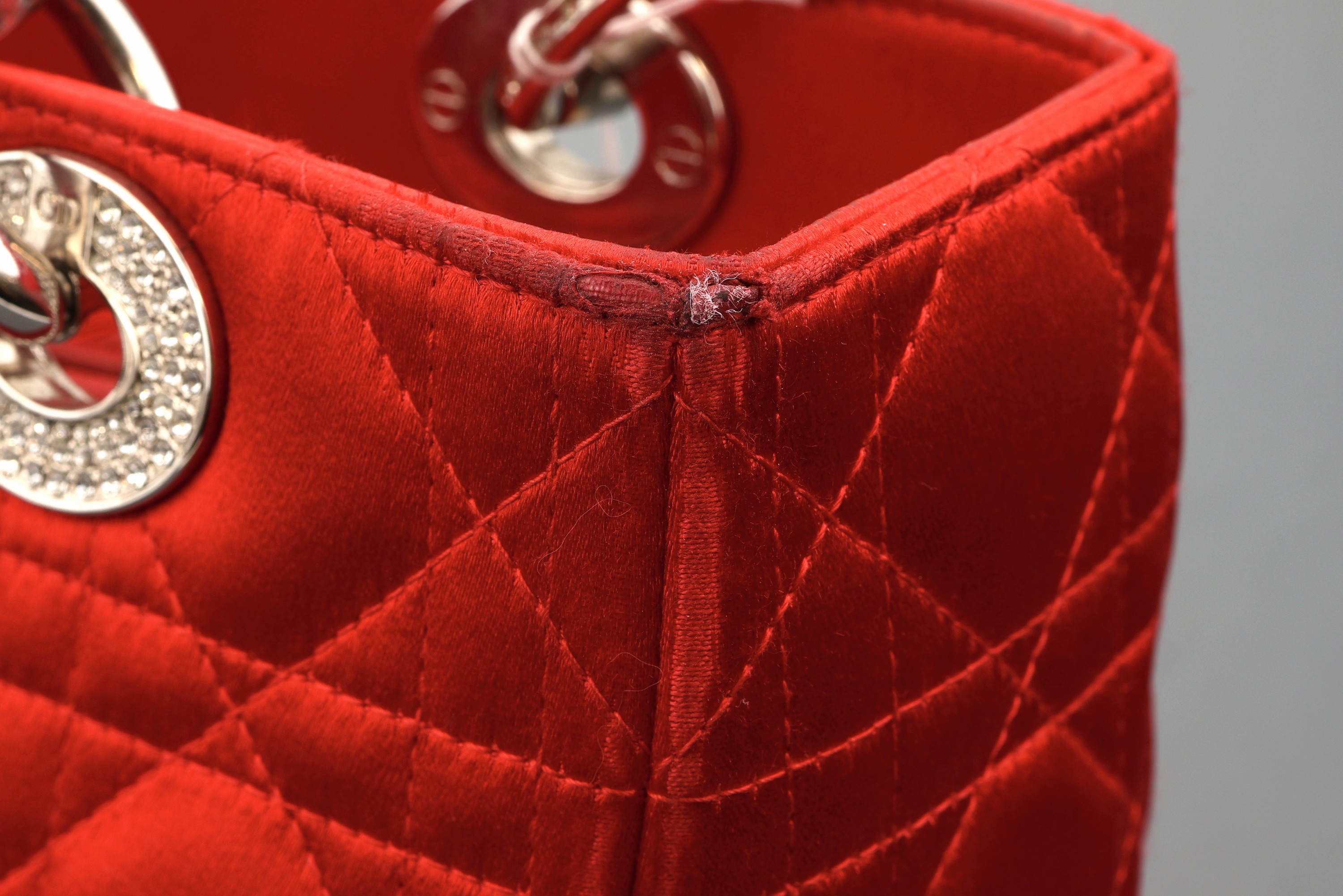 Detail e: CHRISTIAN DIOR Handtasche, LADY DIOR 25 in gestepptem rotem Seidensatin mit Cannage- Motiv, Beschläge und DIOR-Buchstaben Metall verchromt mit ...