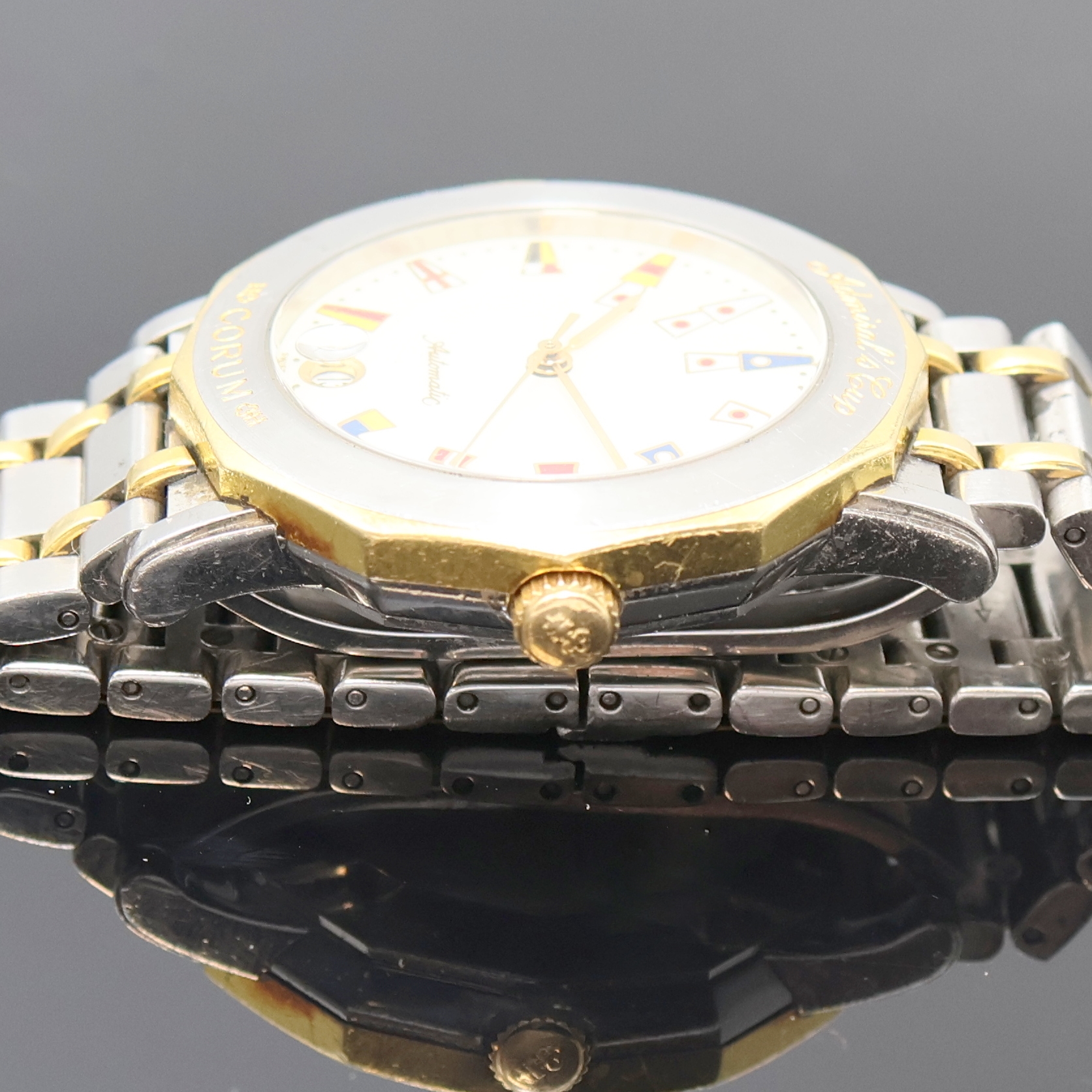 Detail d: CORUM Admiral's Cup Herrenarmbanduhr Referenz 89.430.21, Schweiz um 1990, Automatik, Edelstahl/Gold komb., Boden 4-fach verschr., orig. ...
