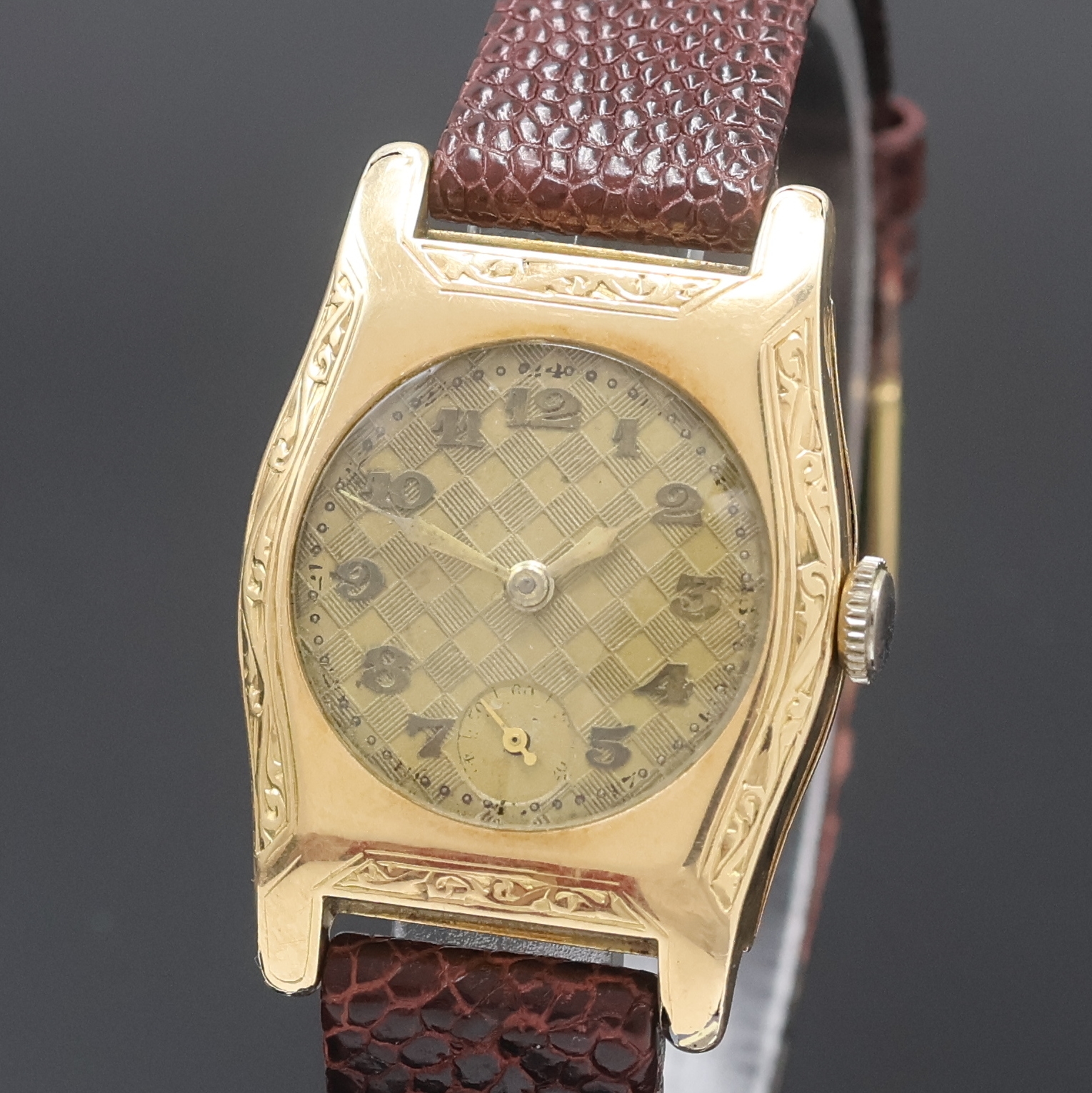 Detail a: Armbanduhr in RG 585/000, Handaufzug, Deutschland um 1930, tonneauförmiges Scharniergeh. teilw. schmuckgrav., Boden m. Widmungsgravur riss., gold. ...