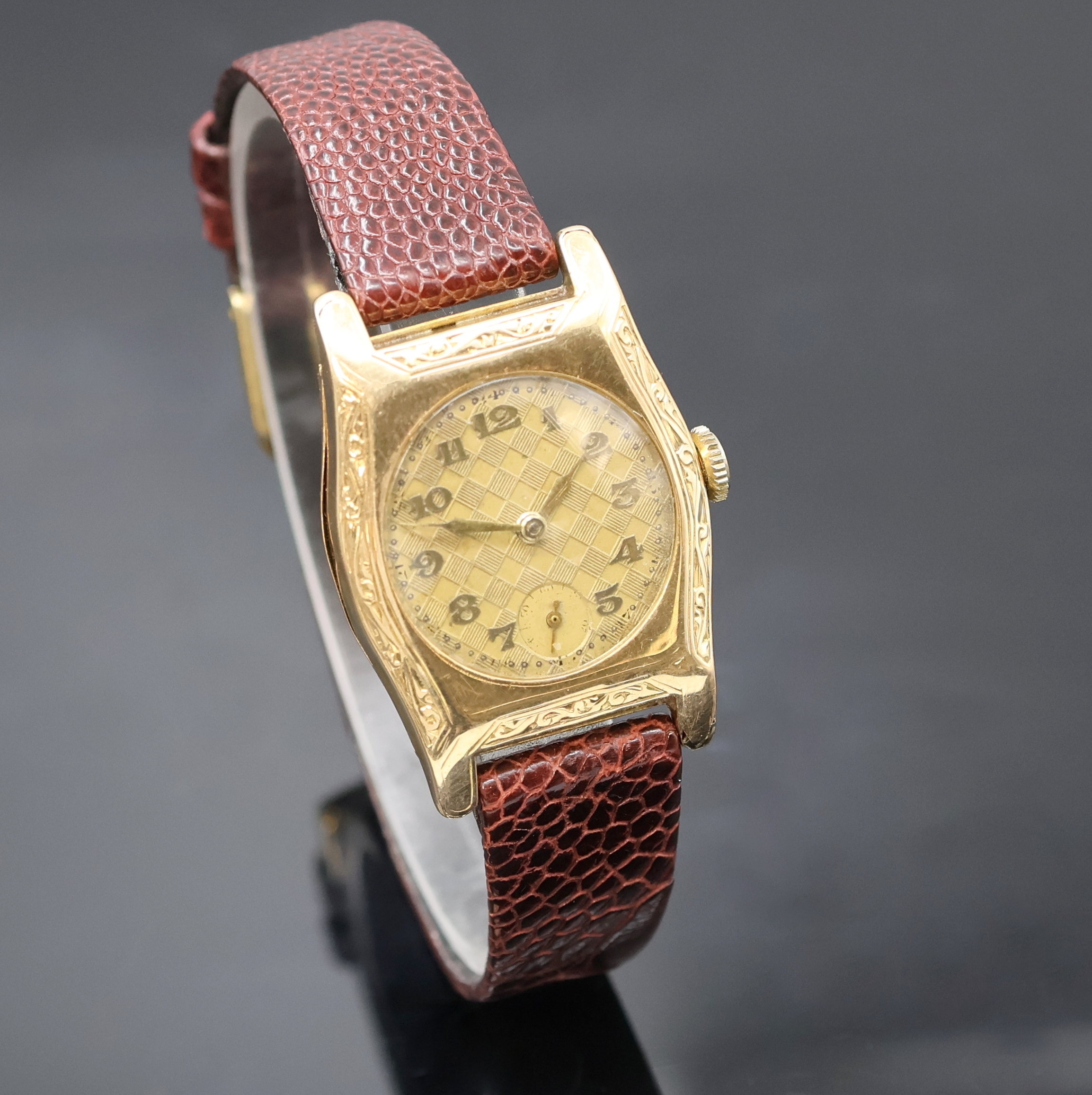 Detail b: Armbanduhr in RG 585/000, Handaufzug, Deutschland um 1930, tonneauförmiges Scharniergeh. teilw. schmuckgrav., Boden m. Widmungsgravur riss., gold. ...