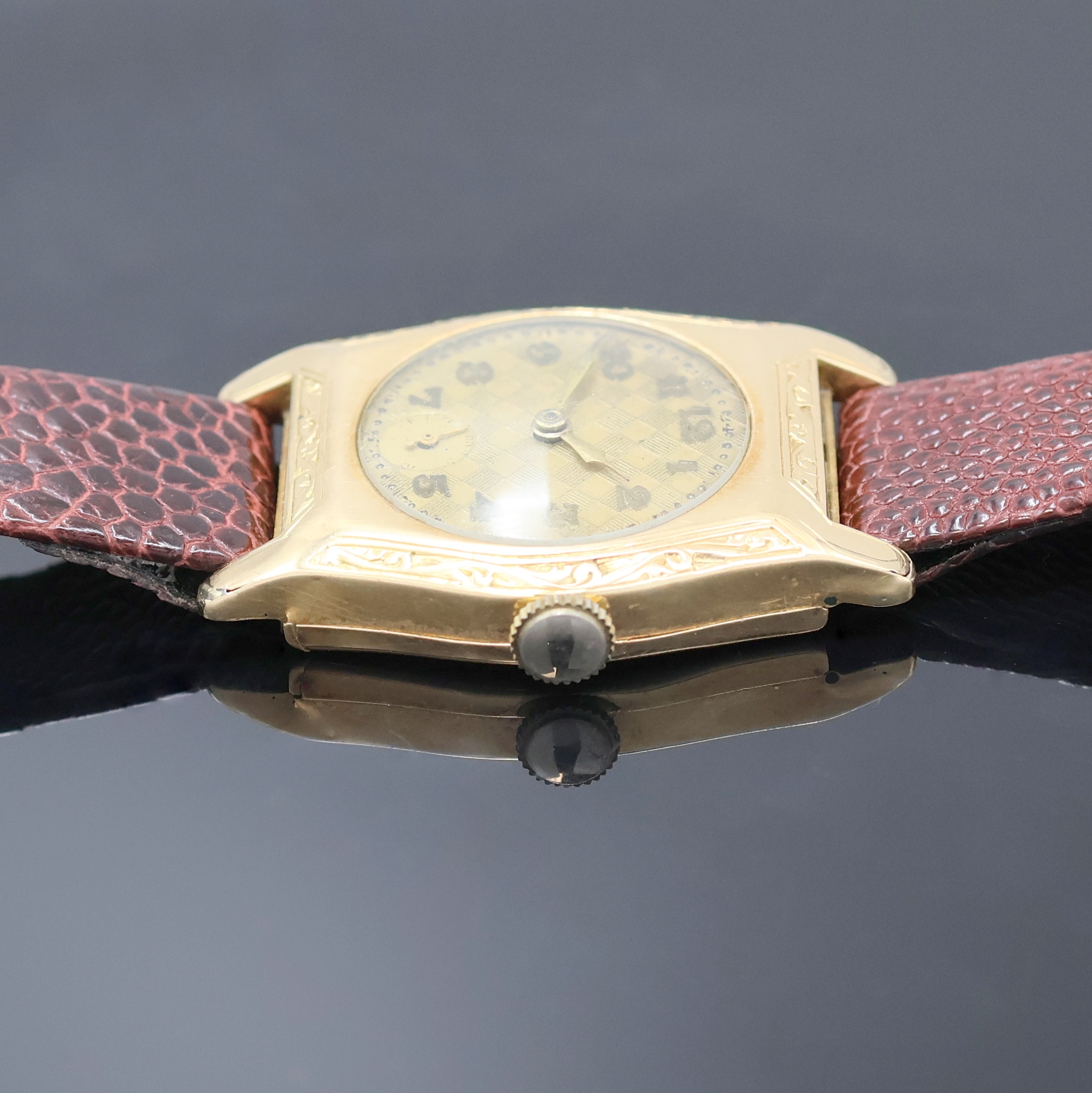 Detail c: Armbanduhr in RG 585/000, Handaufzug, Deutschland um 1930, tonneauförmiges Scharniergeh. teilw. schmuckgrav., Boden m. Widmungsgravur riss., gold. ...