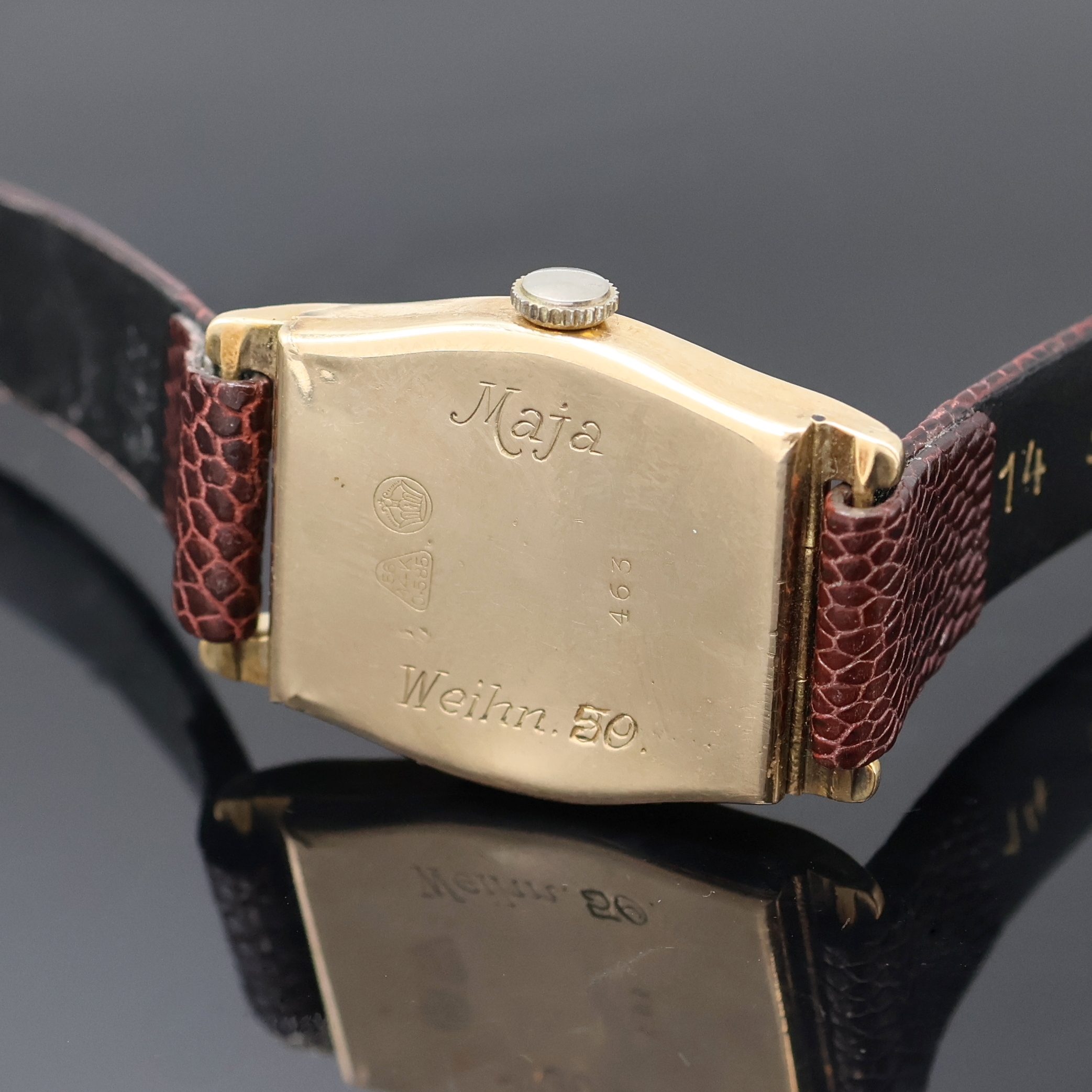Detail d: Armbanduhr in RG 585/000, Handaufzug, Deutschland um 1930, tonneauförmiges Scharniergeh. teilw. schmuckgrav., Boden m. Widmungsgravur riss., gold. ...