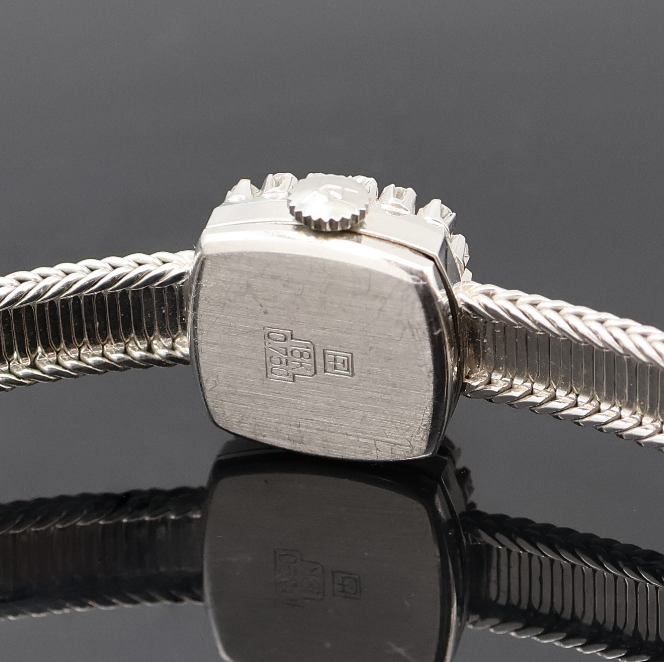 Detail f: Damenarmbanduhr bezeichnet Movado in WG 750/000 mit Diamanten, Handaufzug, Schweiz um 1970, silb. Zifferbl. m. aufgel. Indizes, Formankerw., 17 St., ...