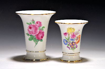 Image Zwei Zylindervasen, Meissen, um, 1880-30er Jahre, Knaufzeit mit Rosendekor, H. 16.5 cm, ...