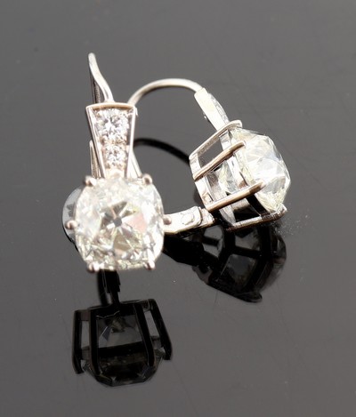 27034623c - Paar 18 kt Gold Diamant-Ohrhänger, WG 750/000, 2 Altschliffdiamanten zus. ca. 5.20 ct ...