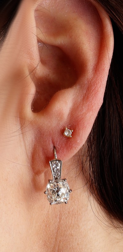 27034623e - Paar 18 kt Gold Diamant-Ohrhänger, WG 750/000, 2 Altschliffdiamanten zus. ca. 5.20 ct ...