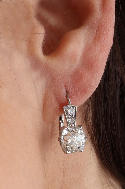 27034623f - Paar 18 kt Gold Diamant-Ohrhänger, WG 750/000, 2 Altschliffdiamanten zus. ca. 5.20 ct ...