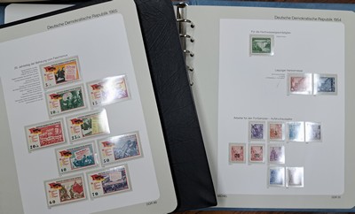 27034694c - Briefmarkensammlung, DDR 1949-1990, postfrisch, in vier Vordruckalben (Schaubek und ...