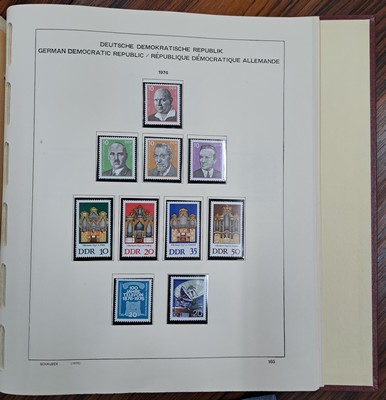 27034694d - Briefmarkensammlung, DDR 1949-1990, postfrisch, in vier Vordruckalben (Schaubek und ...