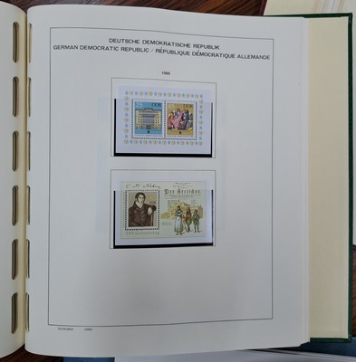 27034694e - Briefmarkensammlung, DDR 1949-1990, postfrisch, in vier Vordruckalben (Schaubek und ...