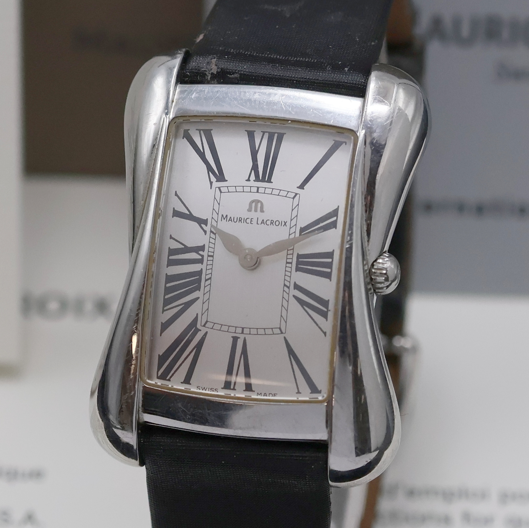 Detail a: MAURICE LACROIX Divina Armbanduhr Referenz DV5012, Schweiz um 2000, quarz, Edelstahlgeh. inkl. orig. Lederband m. Faltschl., Boden 4-fach verschr. ...