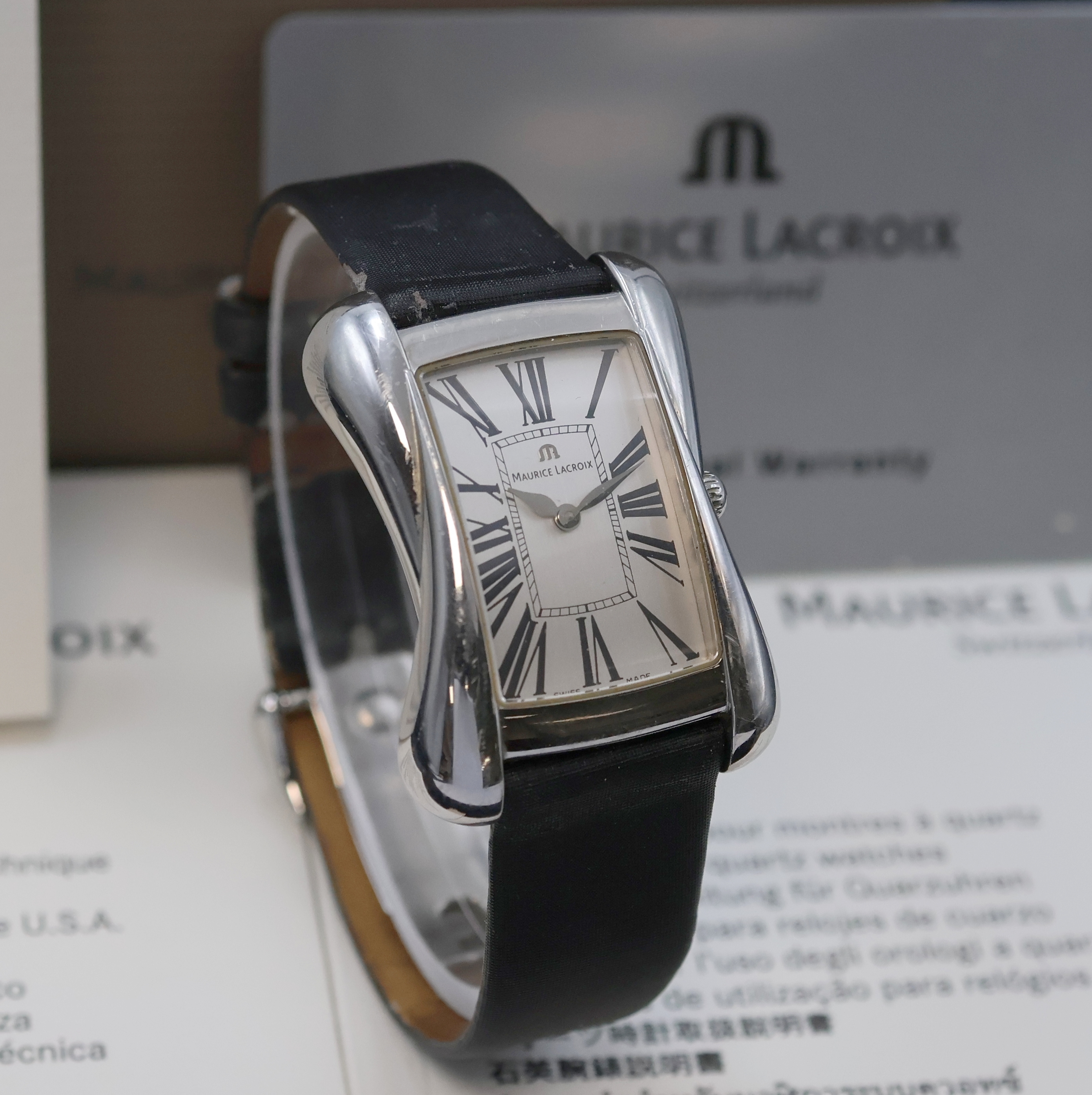 Detail b: MAURICE LACROIX Divina Armbanduhr Referenz DV5012, Schweiz um 2000, quarz, Edelstahlgeh. inkl. orig. Lederband m. Faltschl., Boden 4-fach verschr. ...