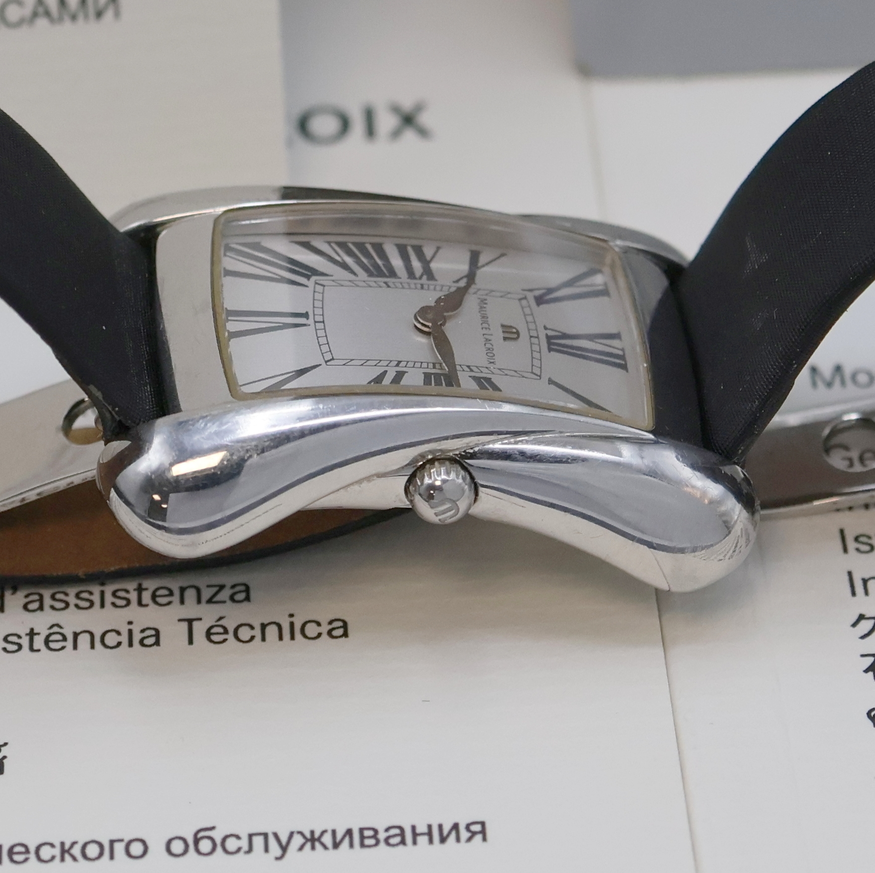 Detail d: MAURICE LACROIX Divina Armbanduhr Referenz DV5012, Schweiz um 2000, quarz, Edelstahlgeh. inkl. orig. Lederband m. Faltschl., Boden 4-fach verschr. ...