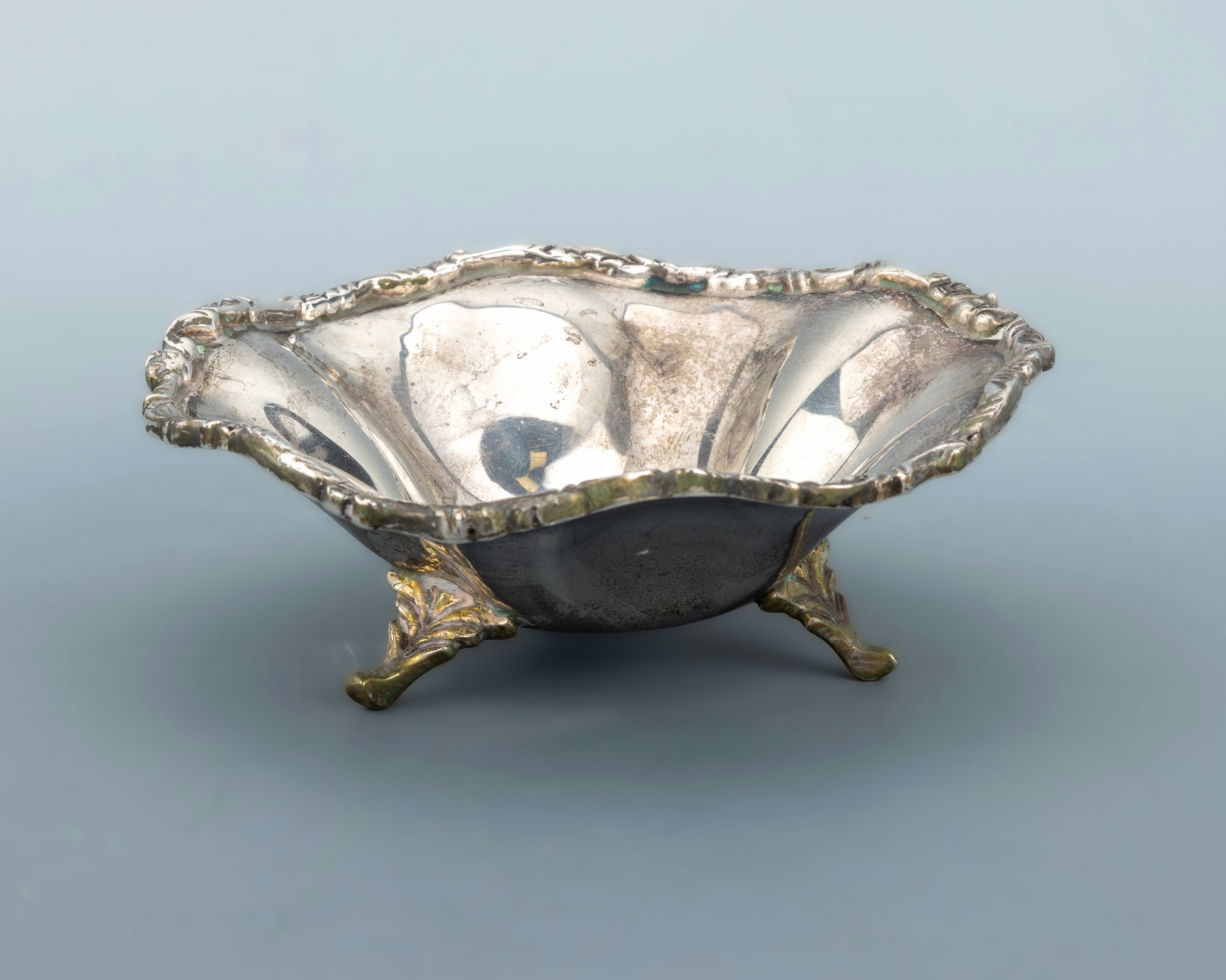 Detail a: Anbietschale, Mexiko, 1950er-60er Jahre, 925er Silber, schlichtes gewelltes Design, Rand floral, auf 3 Füßen stehend, D. ca. 16 cm, ca. 272 g