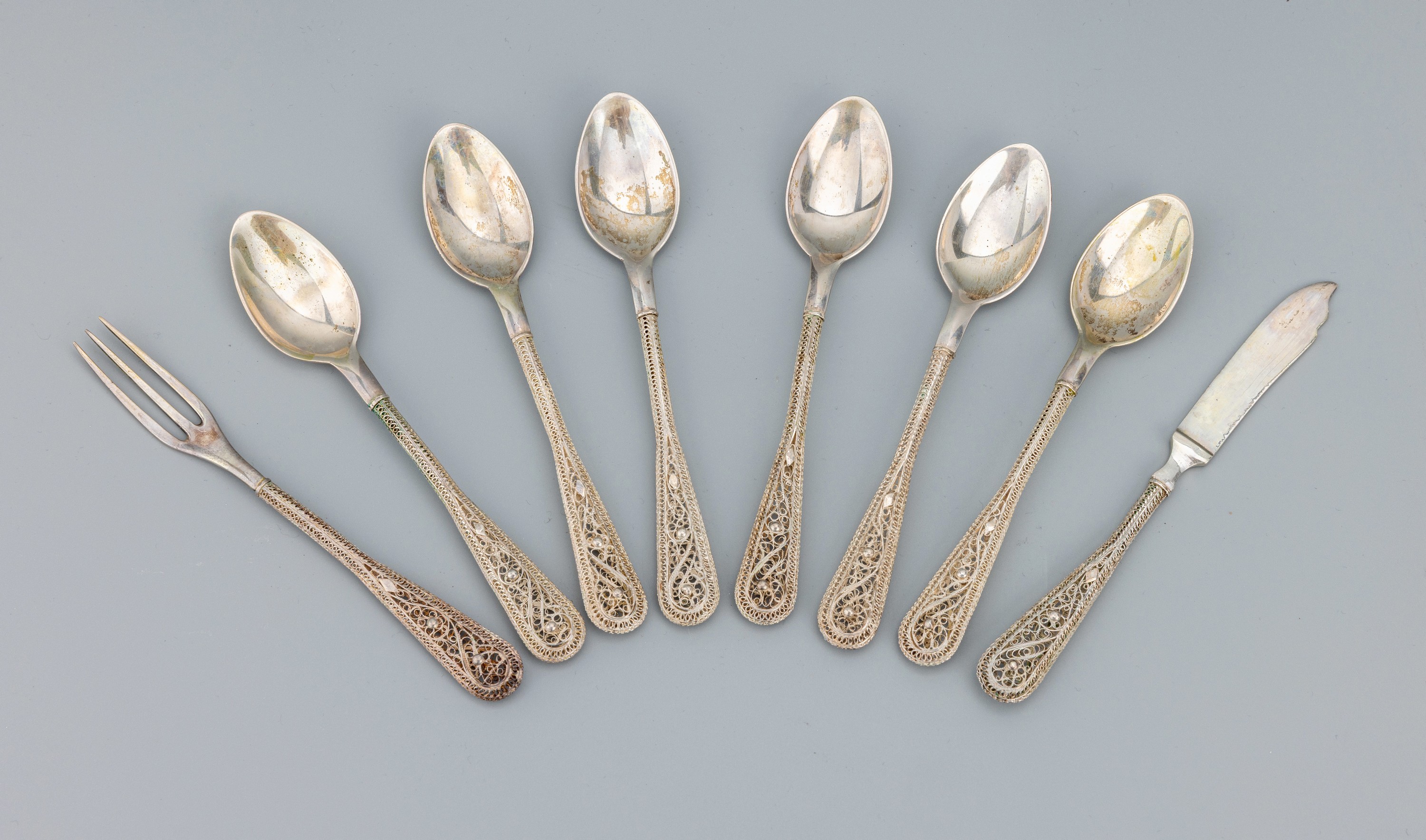 Image 27034720 - 8-tlg. Besteck, Feinsilber, best. aus: 6 Kaffeelöffel, 1 Buttermesser, 1 kl. ...