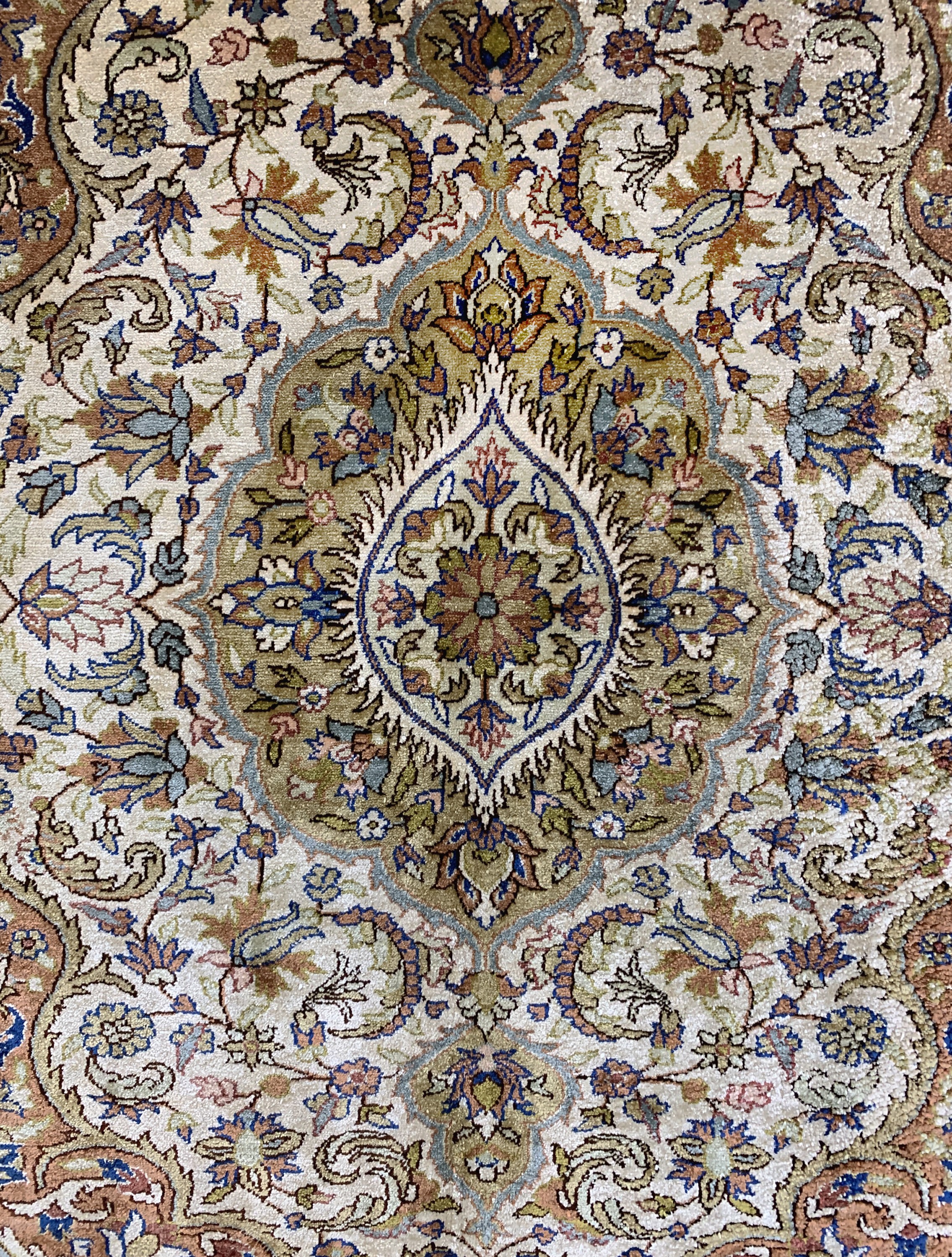 Detail b: Seiden Kayseri fein, Türkei, Mitte 20.Jhd, reine Naturseide, ca. 128 x 92 cm, gereinigt, EHZ: 1-2