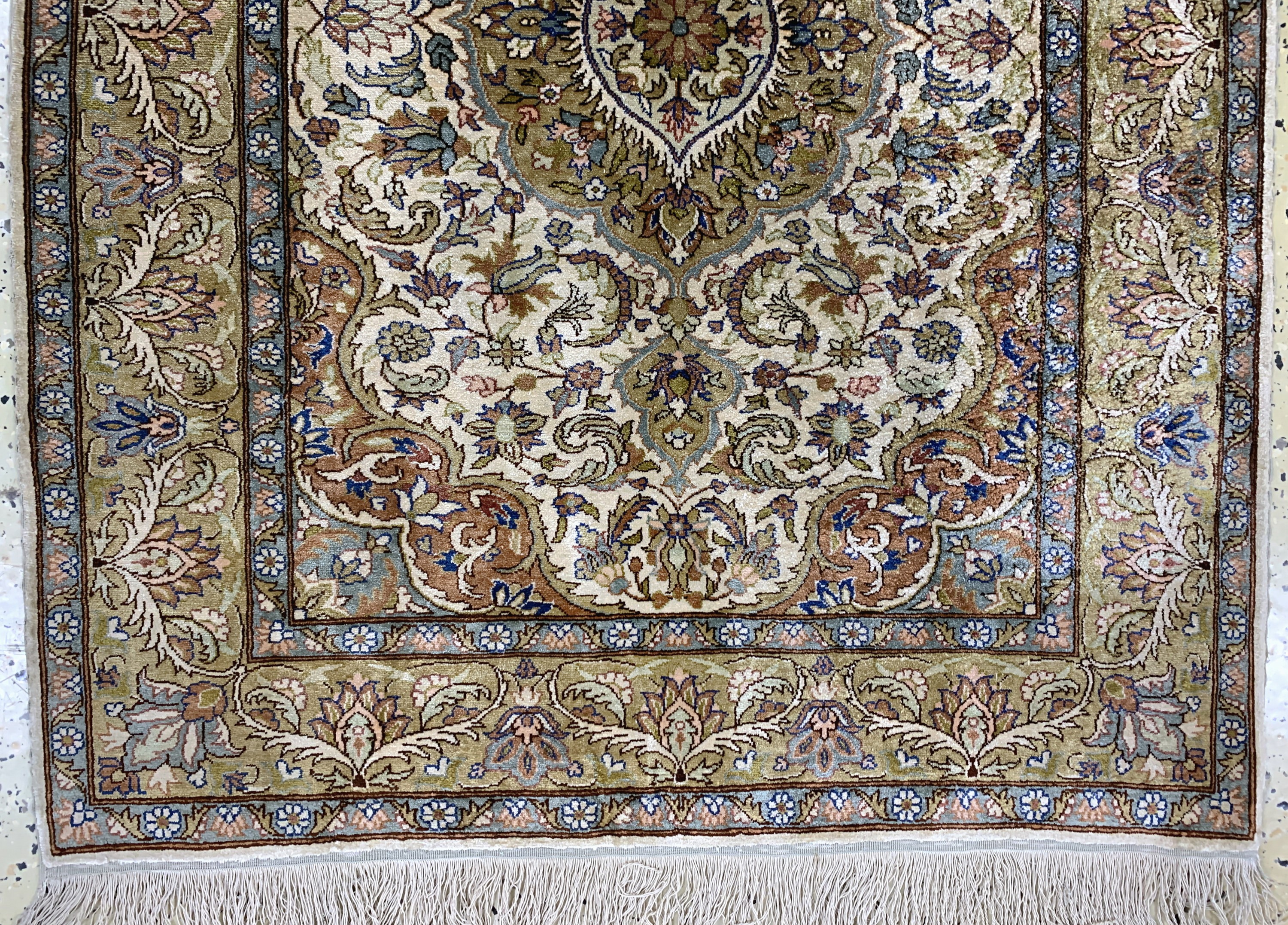 Detail c: Seiden Kayseri fein, Türkei, Mitte 20.Jhd, reine Naturseide, ca. 128 x 92 cm, gereinigt, EHZ: 1-2