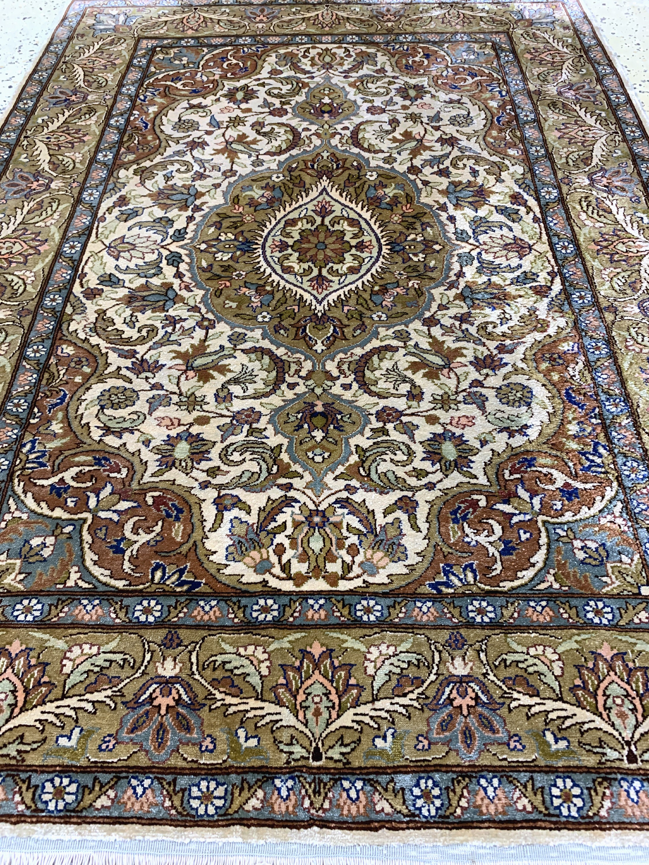 Detail d: Seiden Kayseri fein, Türkei, Mitte 20.Jhd, reine Naturseide, ca. 128 x 92 cm, gereinigt, EHZ: 1-2