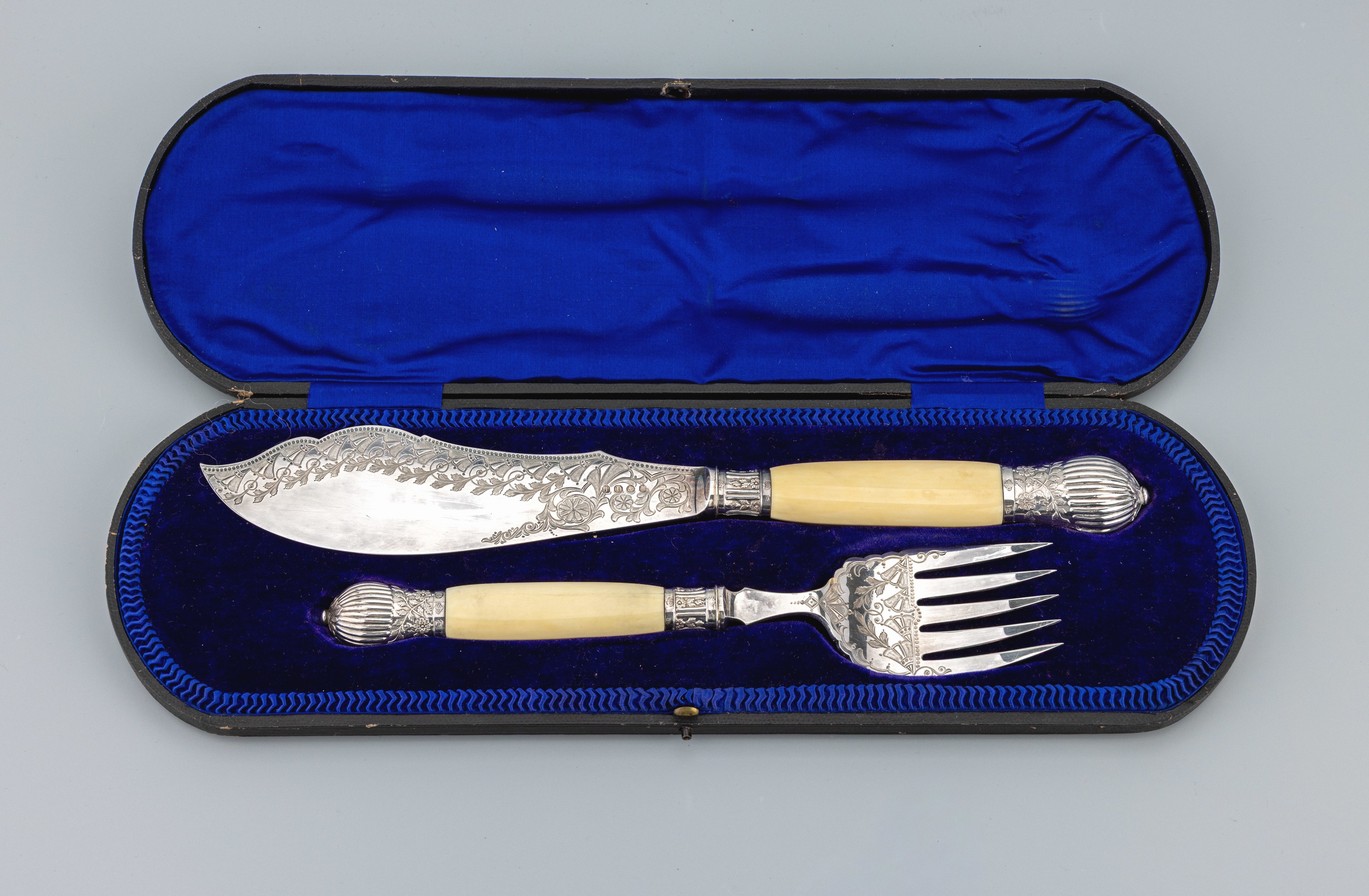 Image 27034730 - Fischvorlegebesteck, England, wohl um 1880, Metall versilbert, 1 gr. Vorlegemesser und 1 ...