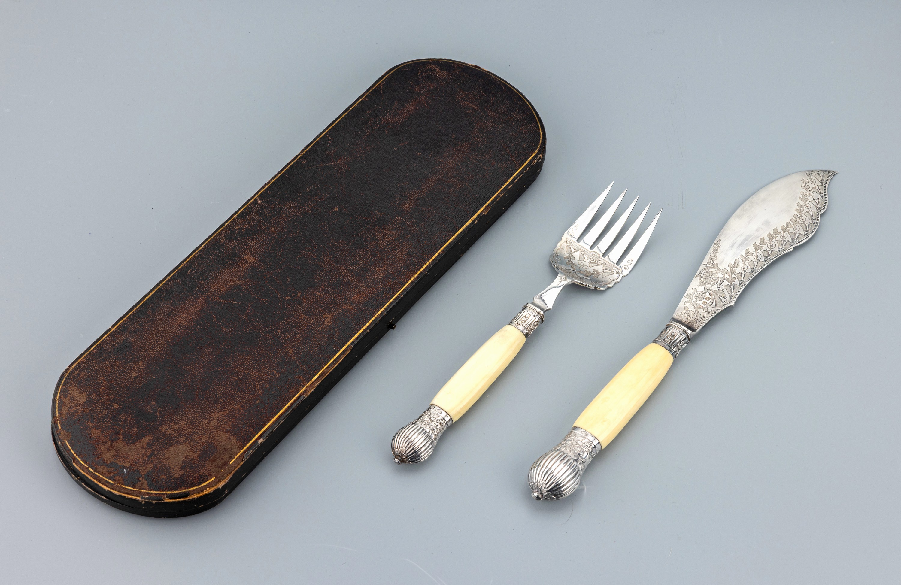 Detail a: Fischvorlegebesteck, England, wohl um 1880, Metall versilbert, 1 gr. Vorlegemesser und 1 gr. Vorlegegabel, reich graviert, Griffe Bein,in orig. Etui, ...