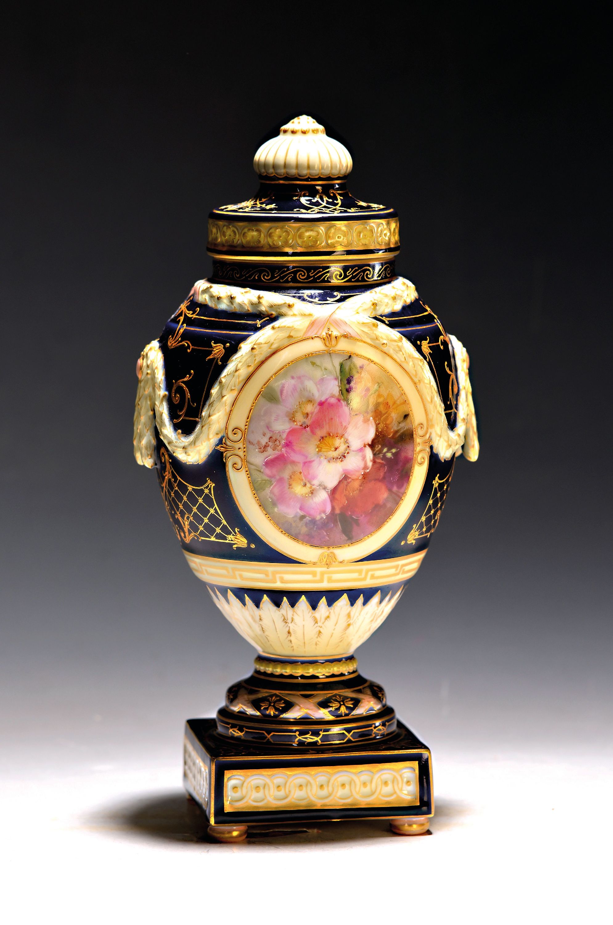 Image 27034731 - Urnenvase, KPM Berlin, 20.Jh., Porzellan, Goldmalerei, kobaltblauer Fond, Paar ...