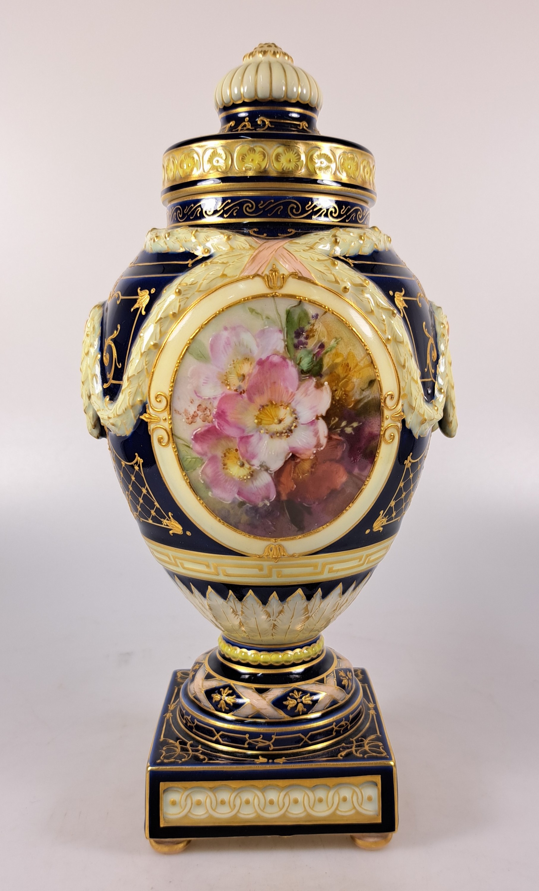 Detail a: Urnenvase, KPM Berlin, 20.Jh., Porzellan, Goldmalerei, kobaltblauer Fond, Paar Bildkartuschen mit Blumenmalerei, Deckel, H. 25 cm