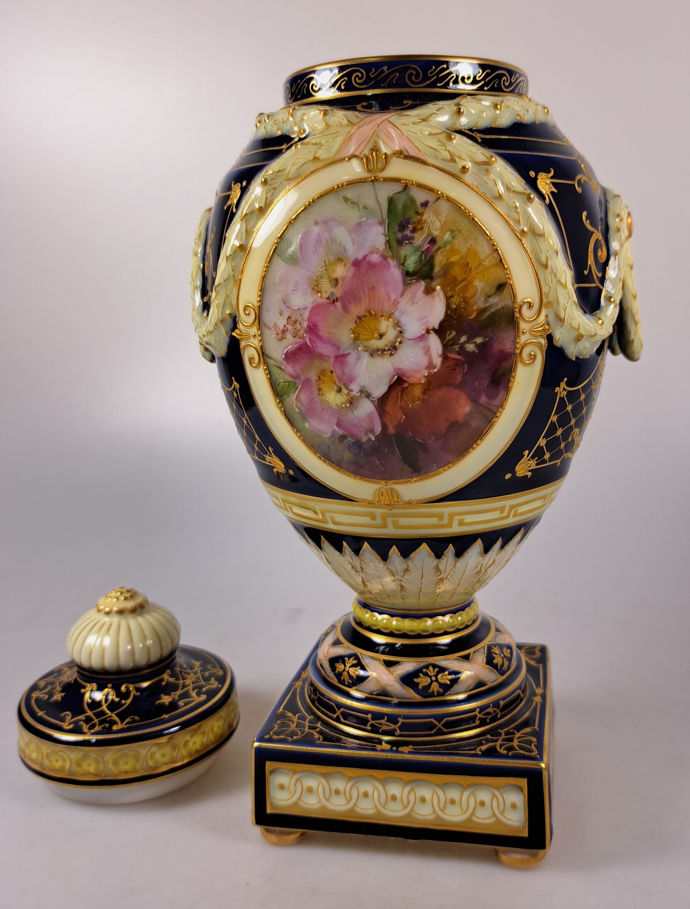Detail b: Urnenvase, KPM Berlin, 20.Jh., Porzellan, Goldmalerei, kobaltblauer Fond, Paar Bildkartuschen mit Blumenmalerei, Deckel, H. 25 cm