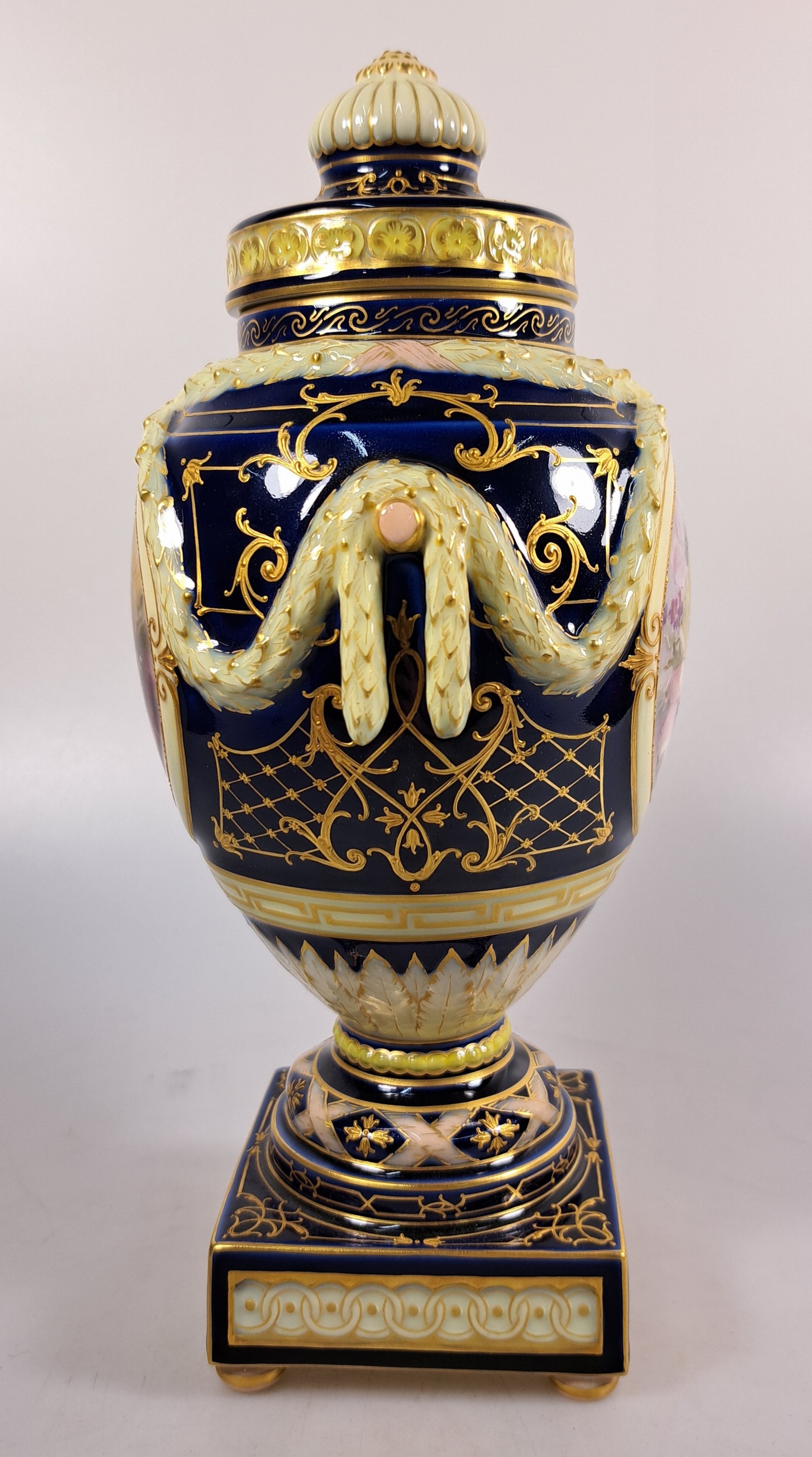 Detail c: Urnenvase, KPM Berlin, 20.Jh., Porzellan, Goldmalerei, kobaltblauer Fond, Paar Bildkartuschen mit Blumenmalerei, Deckel, H. 25 cm
