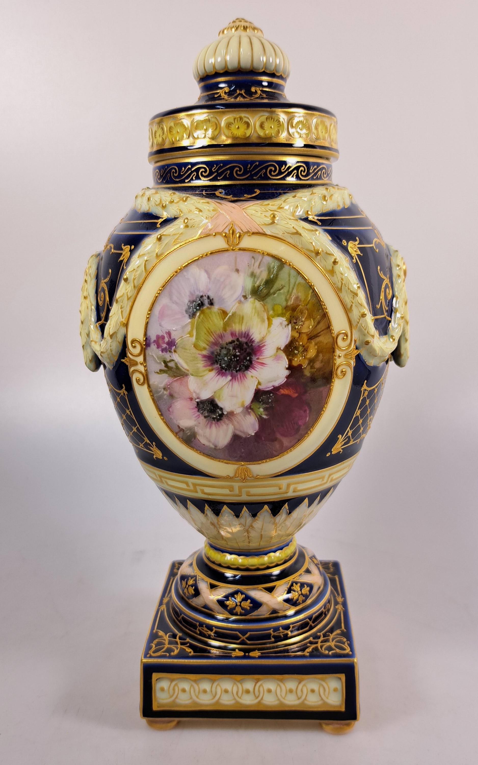 Detail d: Urnenvase, KPM Berlin, 20.Jh., Porzellan, Goldmalerei, kobaltblauer Fond, Paar Bildkartuschen mit Blumenmalerei, Deckel, H. 25 cm