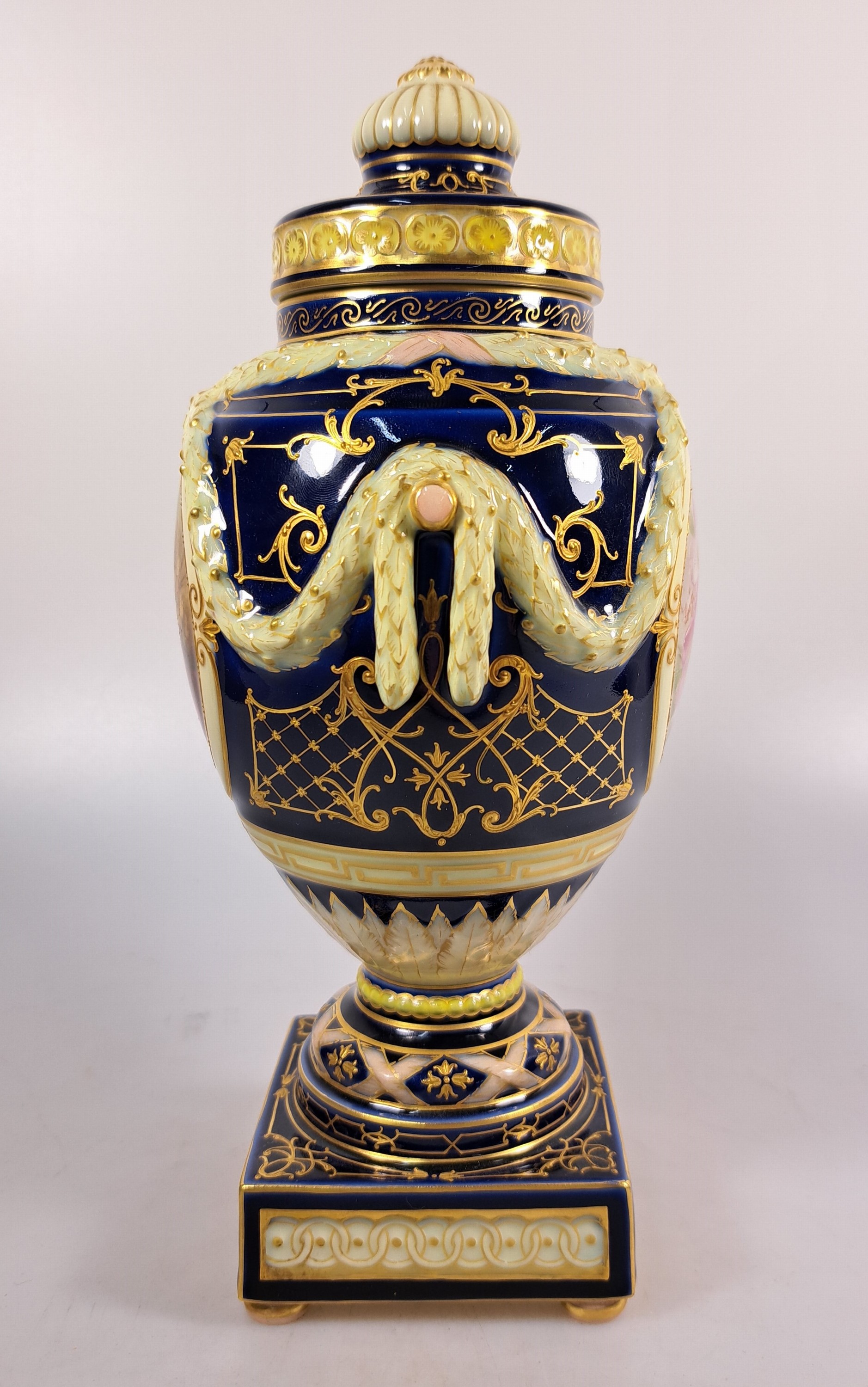 Detail e: Urnenvase, KPM Berlin, 20.Jh., Porzellan, Goldmalerei, kobaltblauer Fond, Paar Bildkartuschen mit Blumenmalerei, Deckel, H. 25 cm