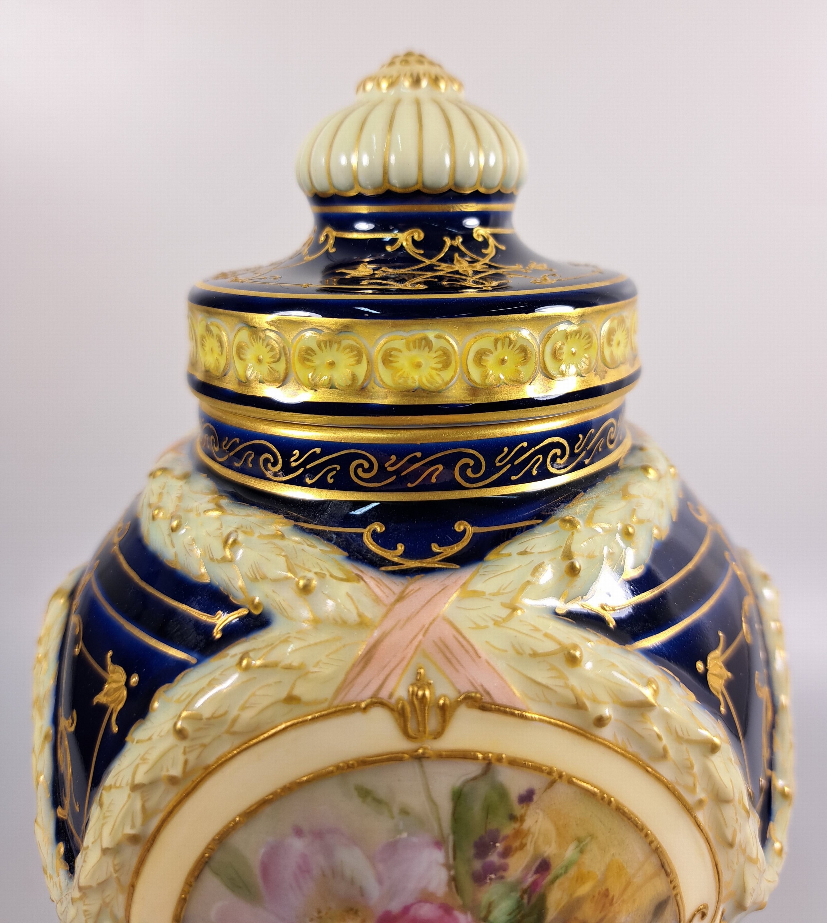 Detail h: Urnenvase, KPM Berlin, 20.Jh., Porzellan, Goldmalerei, kobaltblauer Fond, Paar Bildkartuschen mit Blumenmalerei, Deckel, H. 25 cm