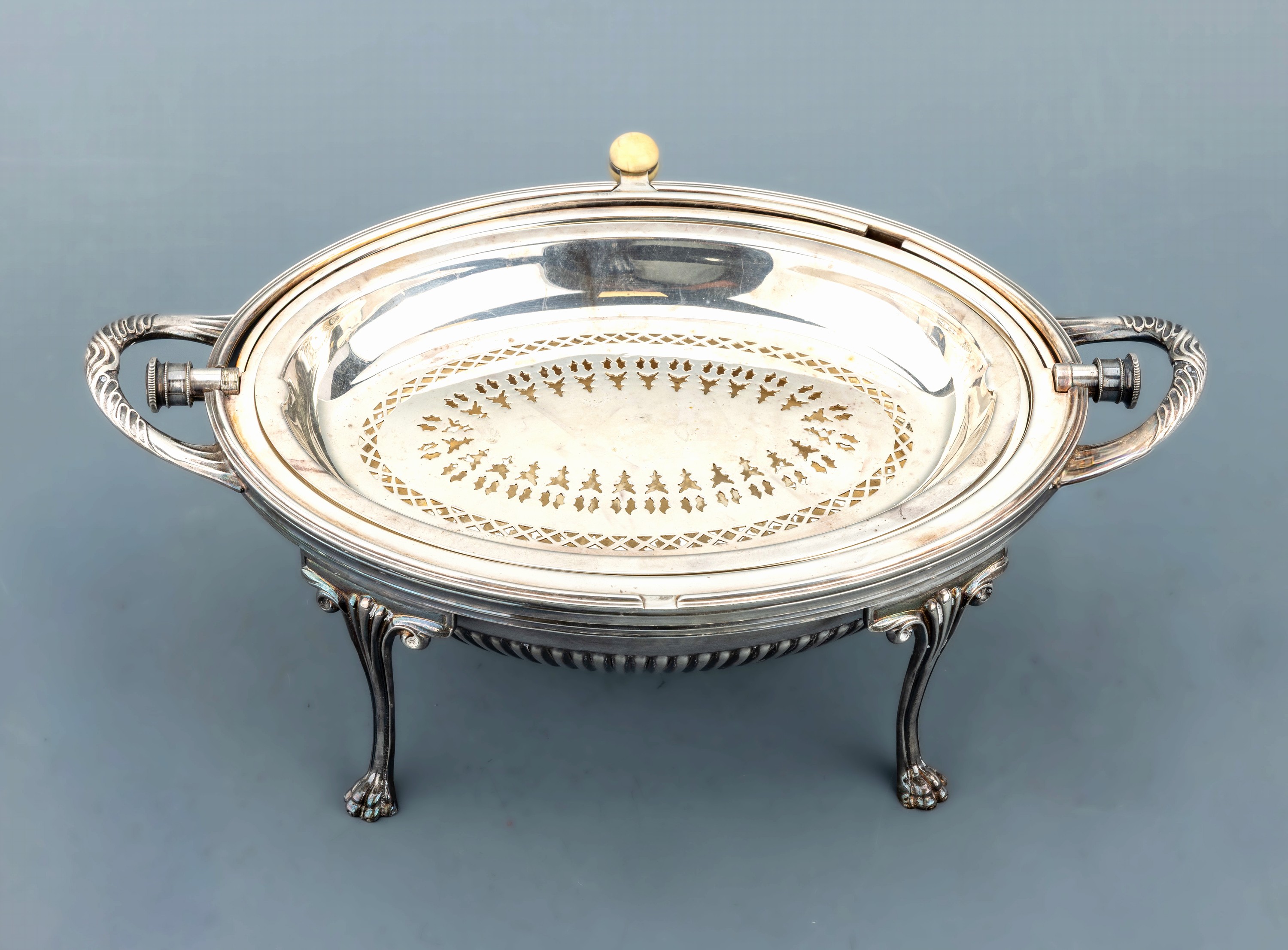 Detail a: Warmhalteplatte, England London, um 1900-20, Metall versilbert, oval, aufwendig gearbeitet, halbrunde aufklappbare Rollhaube, kl. Aussparung für ...