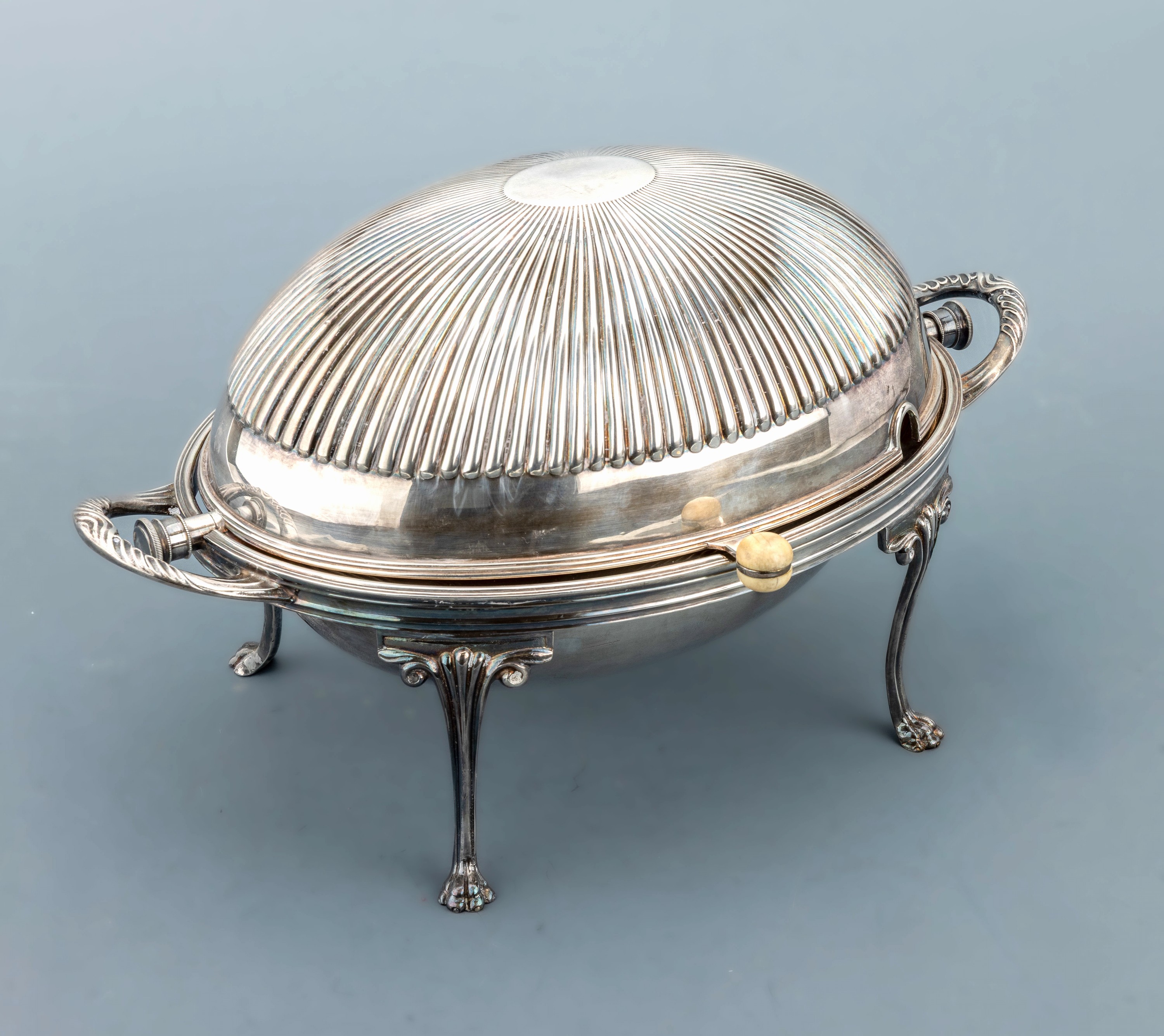 Detail b: Warmhalteplatte, England London, um 1900-20, Metall versilbert, oval, aufwendig gearbeitet, halbrunde aufklappbare Rollhaube, kl. Aussparung für ...