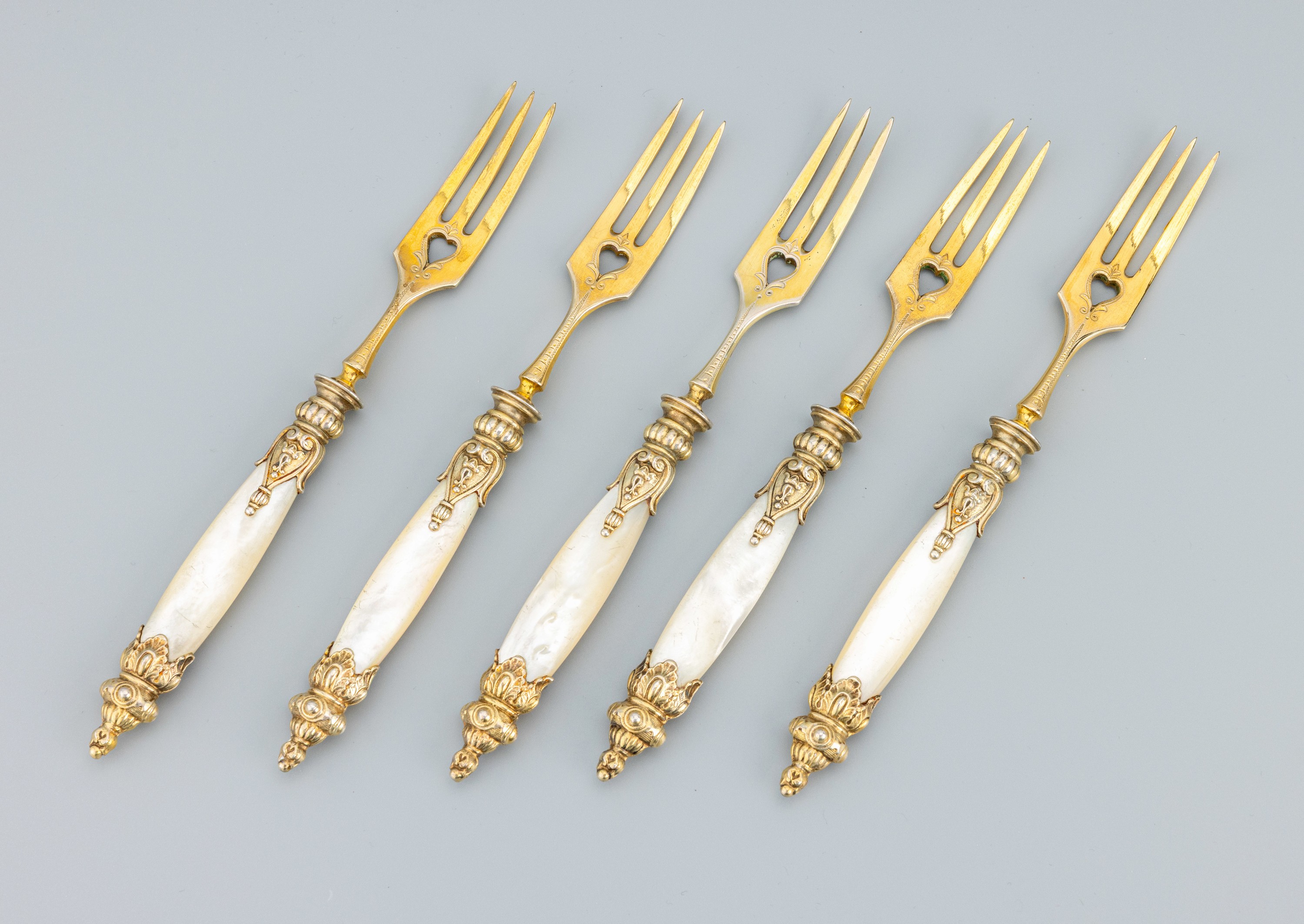 Image 27034736 - Set 12 Dessertgabeln, deutsch, um 1900, 800er Silber verg., vergoldete Aufsatzpartie ...