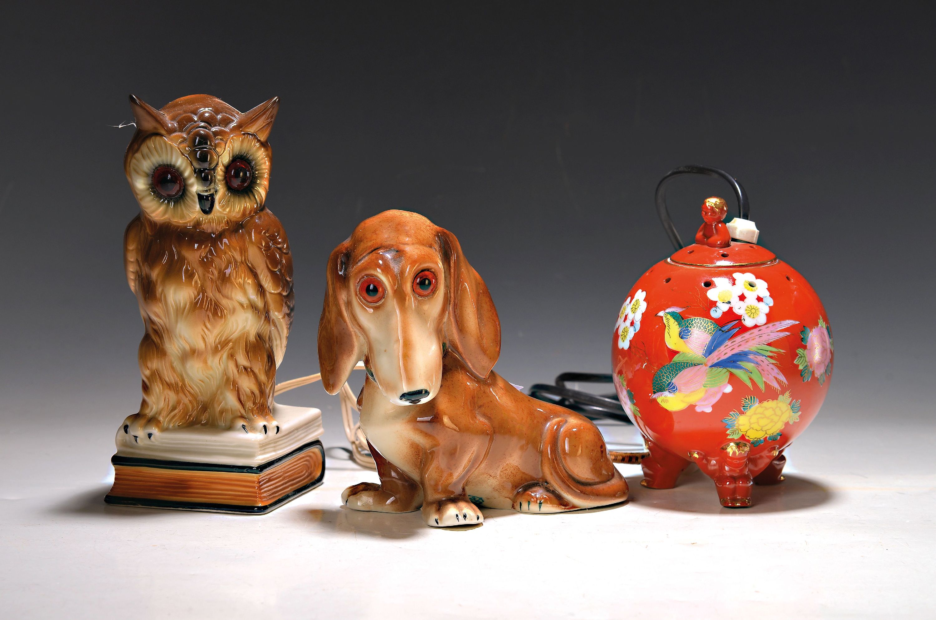 Image 27034739 - 3 Rauchverzehrer, Deutschland und China, 20. Jh., Porzellan, farbig glasiert, Eule und ...