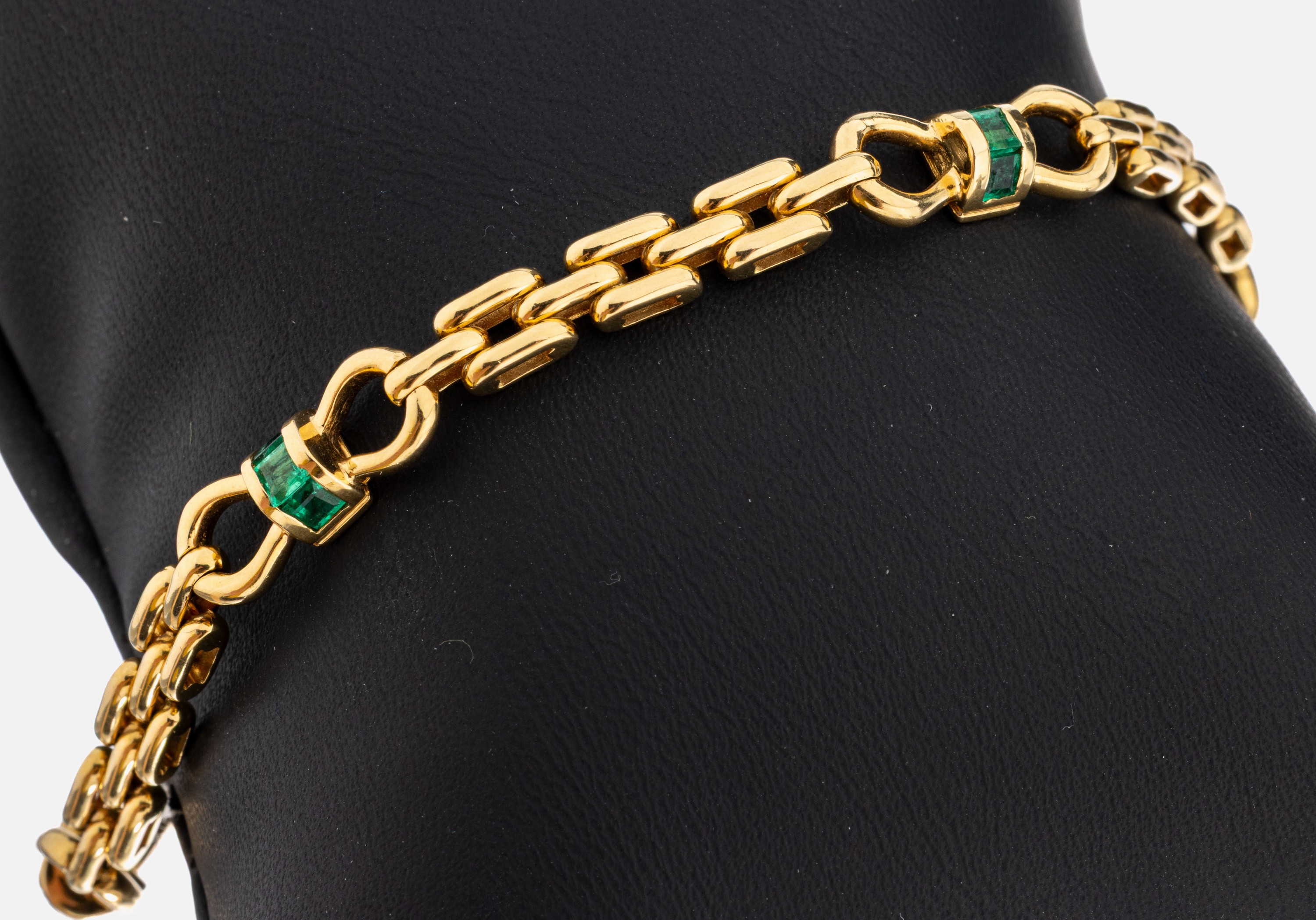 Image 27034774 - 18 kt Gold Smaragd-Armband, GG 750/000, Backsteinoptik, 4 schleifenf. Glieder mit 12 ...