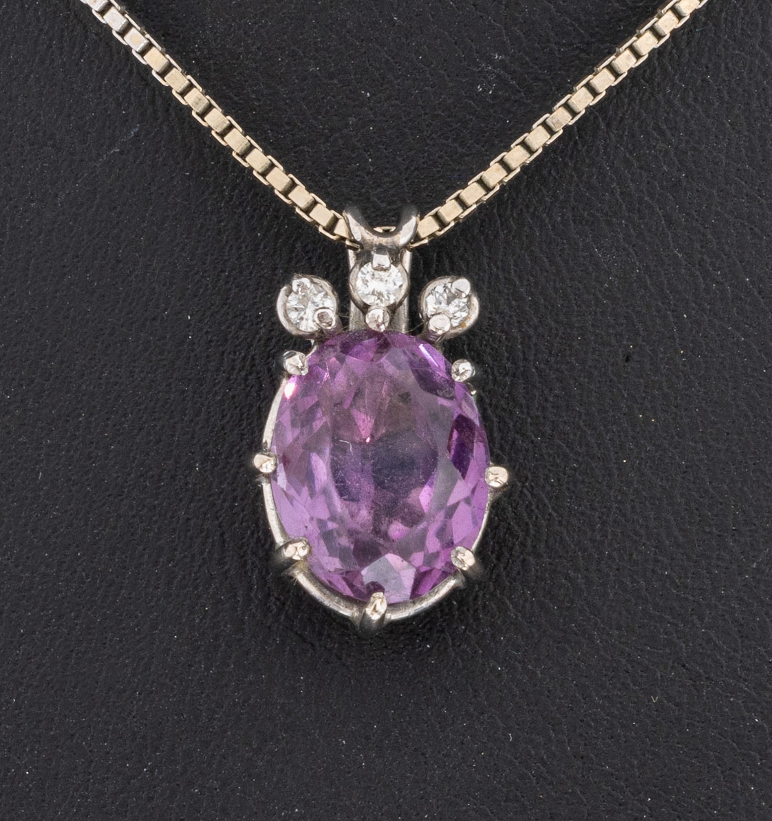 Detail a: 14 kt Gold Amethyst-Brillant-Anhänger, WG 585/000 gepr., ovalfacett. Amethyst ca. 3.40 ct, Facettenkanten abgetragen, 3 Brillanten zus. ca. 0.06 ct ...
