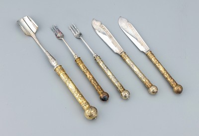 27034713a - 5-tlg. Käsebesteck, wohl England, um 1900, Metall versilbert und vergoldet, best. aus: ...