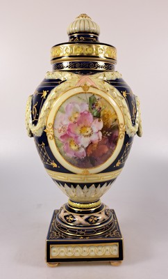 27034731a - Urnenvase, KPM Berlin, 20.Jh., Porzellan, Goldmalerei, kobaltblauer Fond, Paar ...