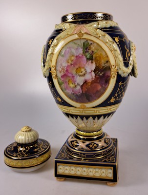 27034731b - Urnenvase, KPM Berlin, 20.Jh., Porzellan, Goldmalerei, kobaltblauer Fond, Paar ...